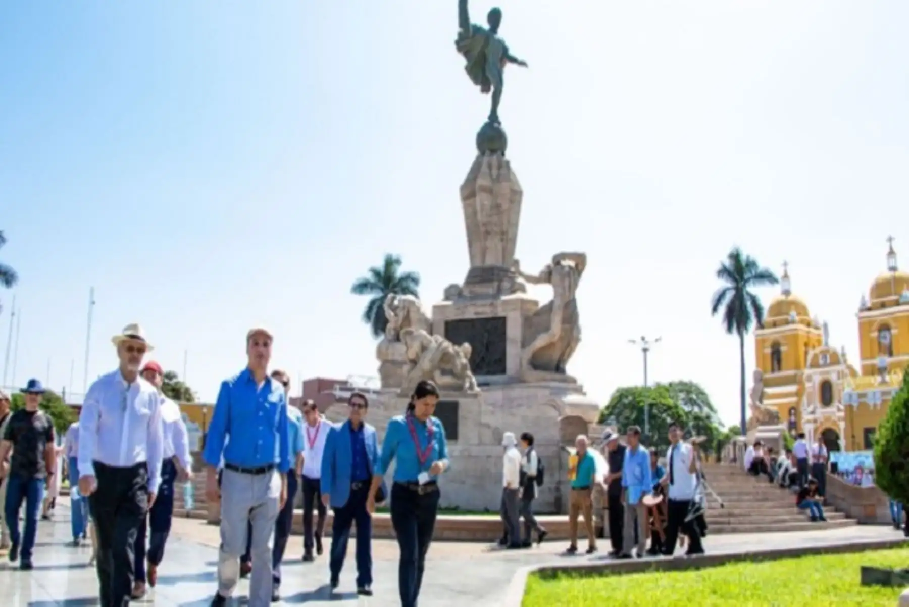 Los diplomáticos recibieron dos publicaciones sobre la ciudad de Trujillo y Chan Chan.