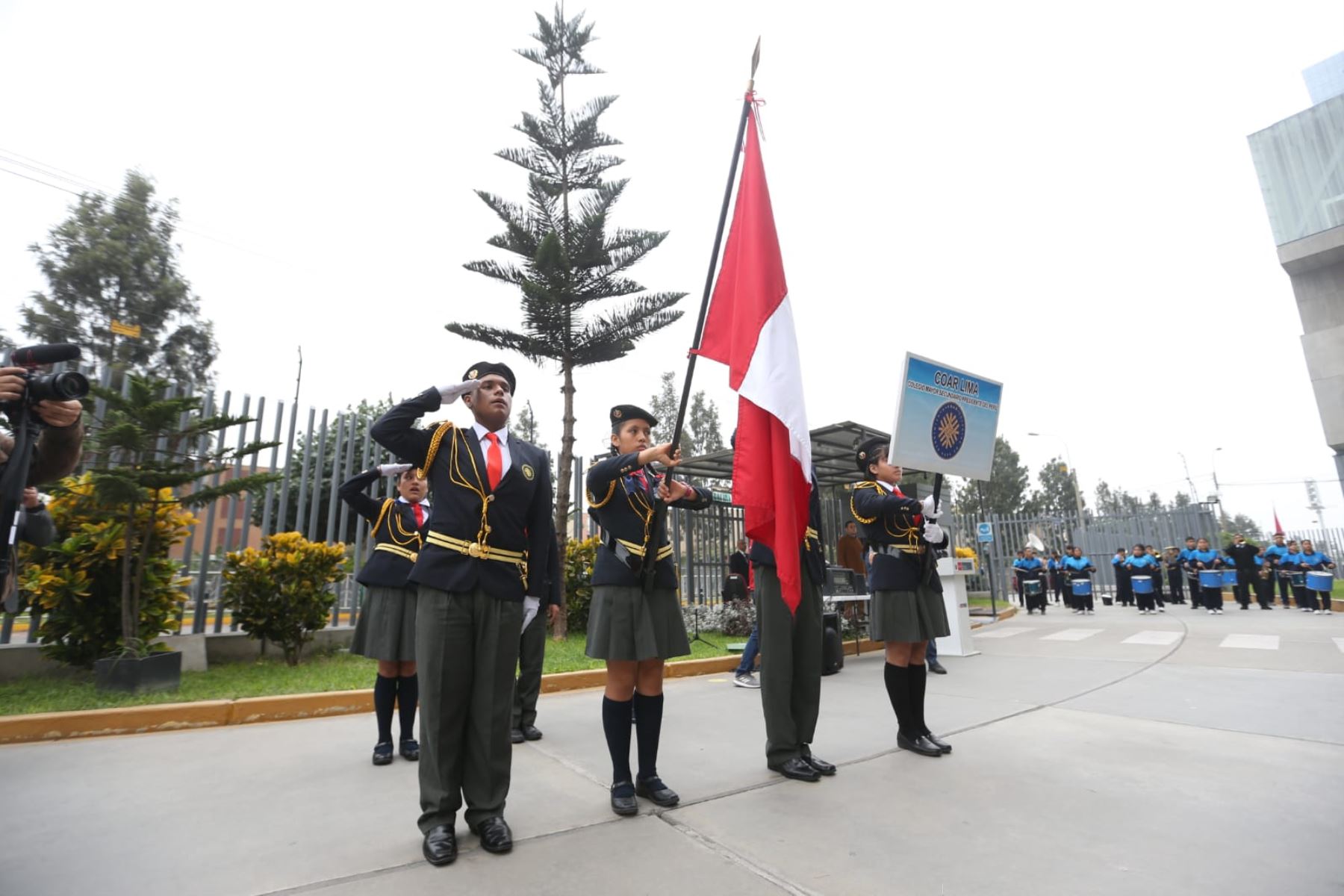 Hoy se realizó la ceremonia de izamiento del pabellón nacional en el frontis del Ministerio de Educación (Minedu). Foto: ANDINA/Difusión
