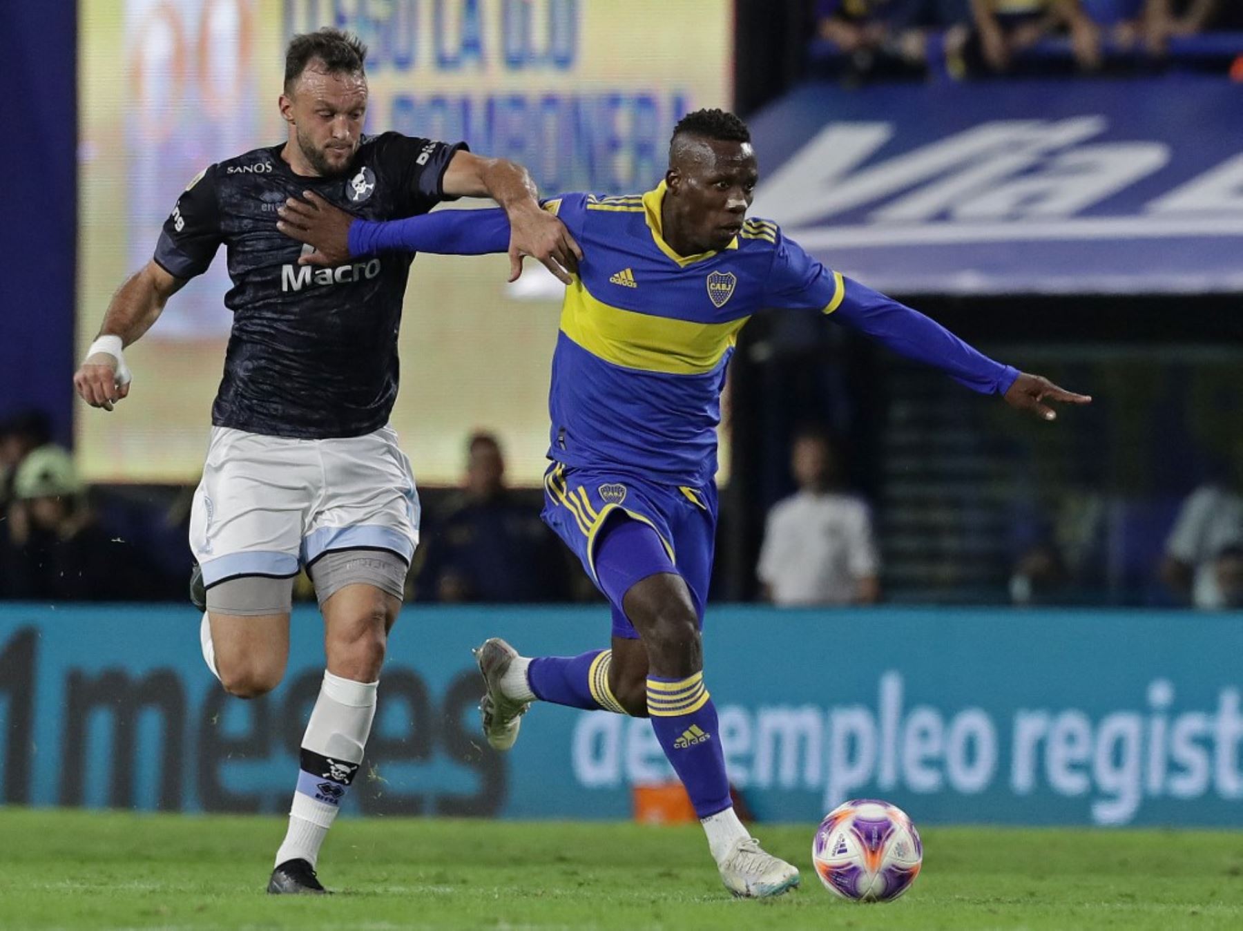 Luis Advíncula vive momentos sublimes en el Boca Juniors