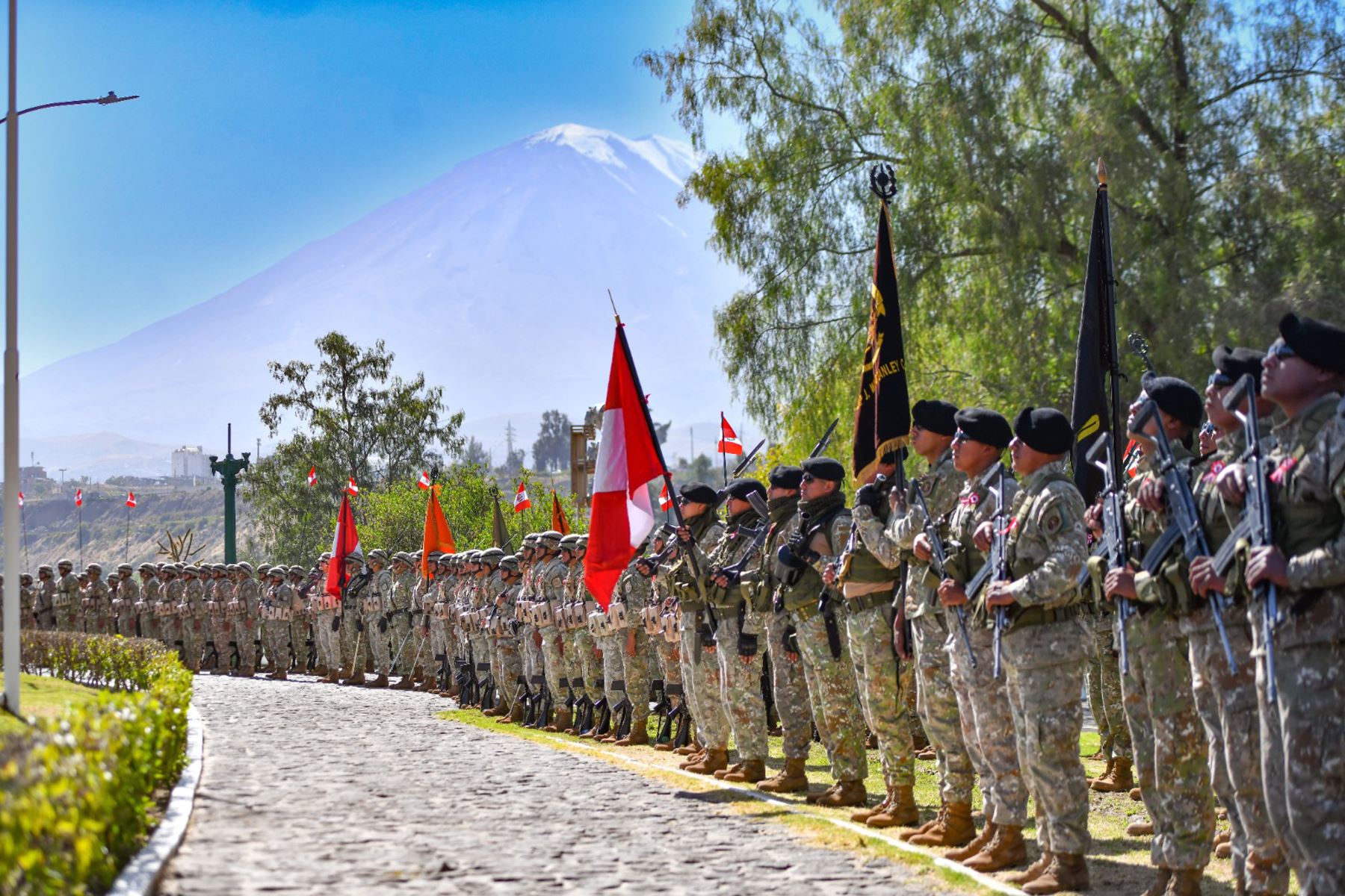 En el distrito de Cayma, en Arequipa se izó la Bandera más grande de la región, al conmemorarse el Centésimo Cuadragésimo Tercer Aniversario de la Batalla de Arica y Día de la Bandera.
Foto: Cortesía Diego Ramos