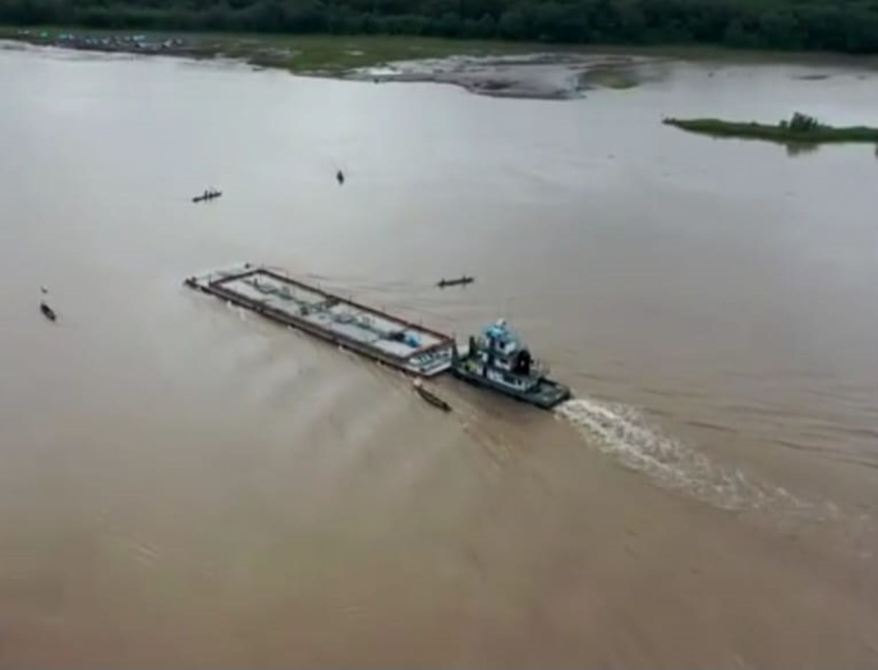 Momento en que manifestantes indígenas de la comunidad de Punihua, región Loreto, atacan una de las barcazas fluviales que transportaba petróleo de la empresa Petrotal. Foto: ANDINA/Difusión