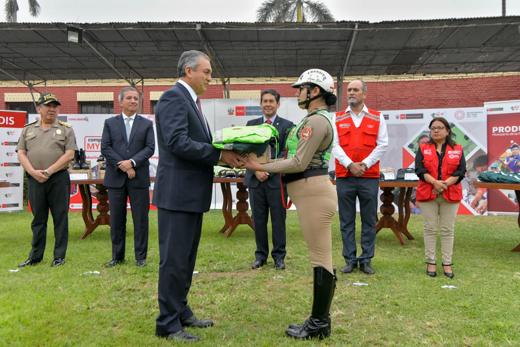 El Ministerio del Interior supervisó la entrega de más de 1.7 millones de bienes textiles y calzado a diversas unidades de la Policía Nacional del Perú de las regiones Lima y Callao.