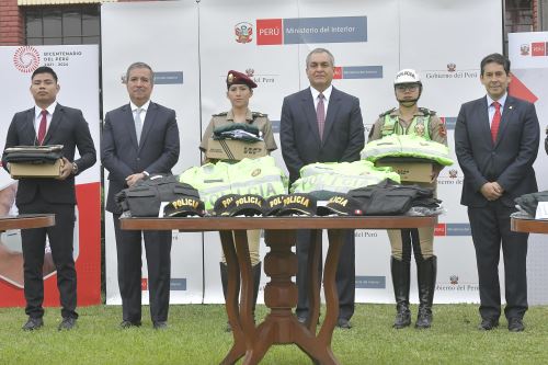 Entregan más de 1.7 millones de bienes textiles y calzado a la Policía Nacional del Perú de Lima y Callao