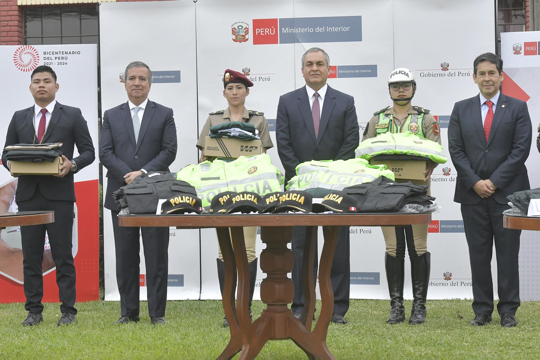 El Ministerio del Interior supervisó la entrega de más de 1.7 millones de bienes textiles y calzado a diversas unidades de la Policía Nacional del Perú de las regiones Lima y Callao.