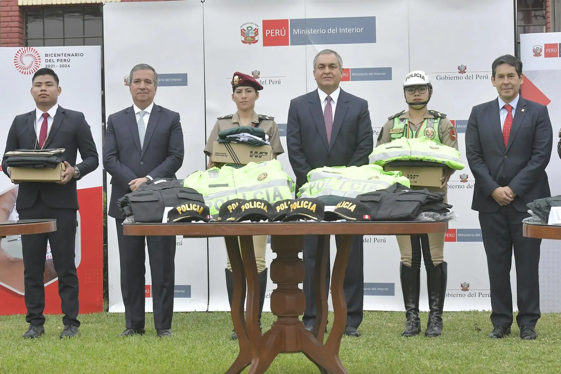 El Ministerio del Interior supervisó la entrega de más de 1.7 millones de bienes textiles y calzado a diversas unidades de la Policía Nacional del Perú de las regiones Lima y Callao.