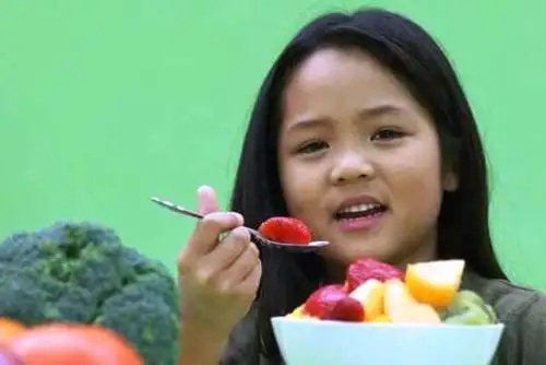 Niña consume alimentos saludables. Foto: ANDINA/Difusión.