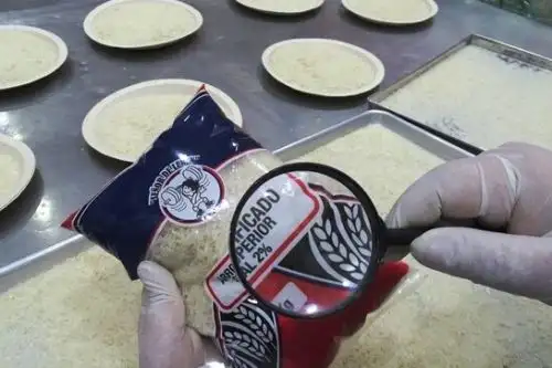 El arroz fortificado, creado y producido en el Perú, contiene un conjunto de vitaminas y minerales que fortalecen el sistema inmune para defender a nuestro organismo de diversas enfermedades, y contribuye a prevenir y superar la anemia, además de otras deficiencias nutricionales. ANDINA/Difusión