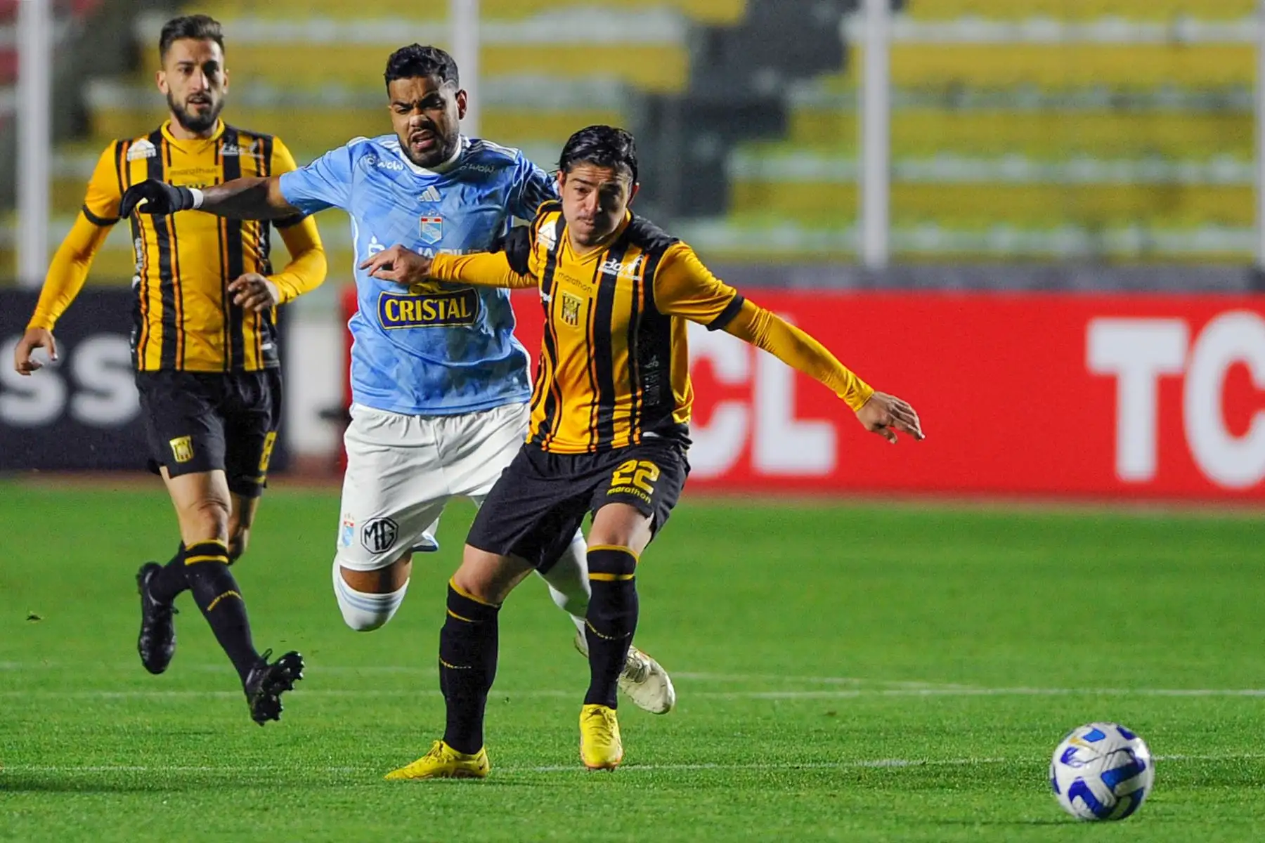 El delantero brasileño de Sporting Cristal, Brenner, y el defensa uruguayo de The Strongest, Gonzalo Castillo (der.), luchan por el balón durante el partido de vuelta de la fase de grupos de la Copa Libertadores entre The Strongest de Bolivia y Sporting Cristal de Perú en el estadio Hernando Siles de La Paz, el 7 de junio. 2023.
Foto: AFP