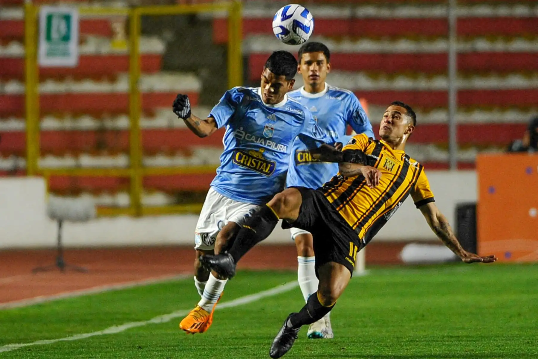 El delantero de Sporting Cristal, Joao Grimaldo, lucha por el balón con el mediocampista de The Strongest, Michael Ortega, durante el partido de vuelta de la fase de grupos de la Copa Libertadores entre The Strongest de Bolivia y Sporting Cristal de Perú en el estadio Hernando Siles de La Paz, el 7 de junio de 2023.
Foto: AFP
