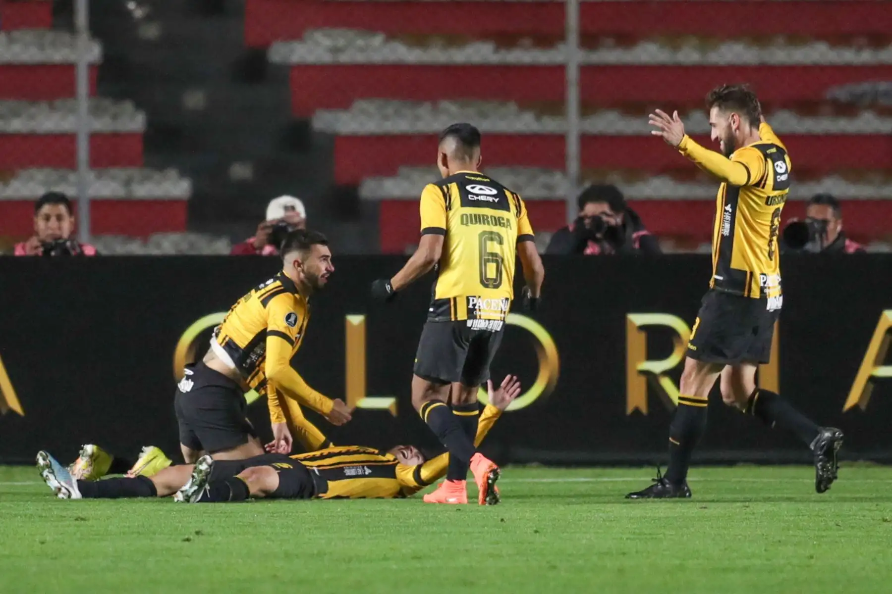 Enrique Triverio (abajo) de The Strongest celebra un gol hoy, en un partido de la fase de grupos de la Copa Libertadores entre The Strongest y Sporting Cristal en el estadio Olímpico Hernando Siles en La Paz.
Foto: EFE