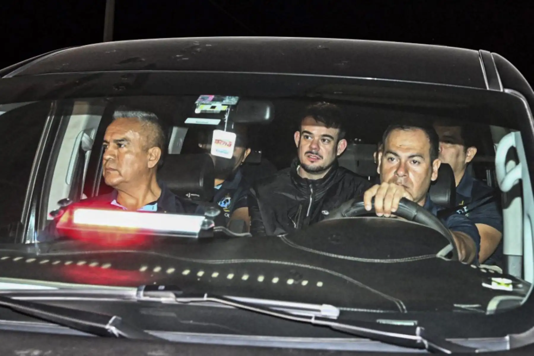 El holandés Joran Van der Sloot es trasladado en un carro policial desde la cárcel de Ancón I en Lima,
Joran Van der Sloot, encarcelado en Perú por asesinato, será entregado para enfrentar cargos en los Estados Unidos relacionados con la desaparición en 2005 de una mujer estadounidense en Aruba. Foto: AFP