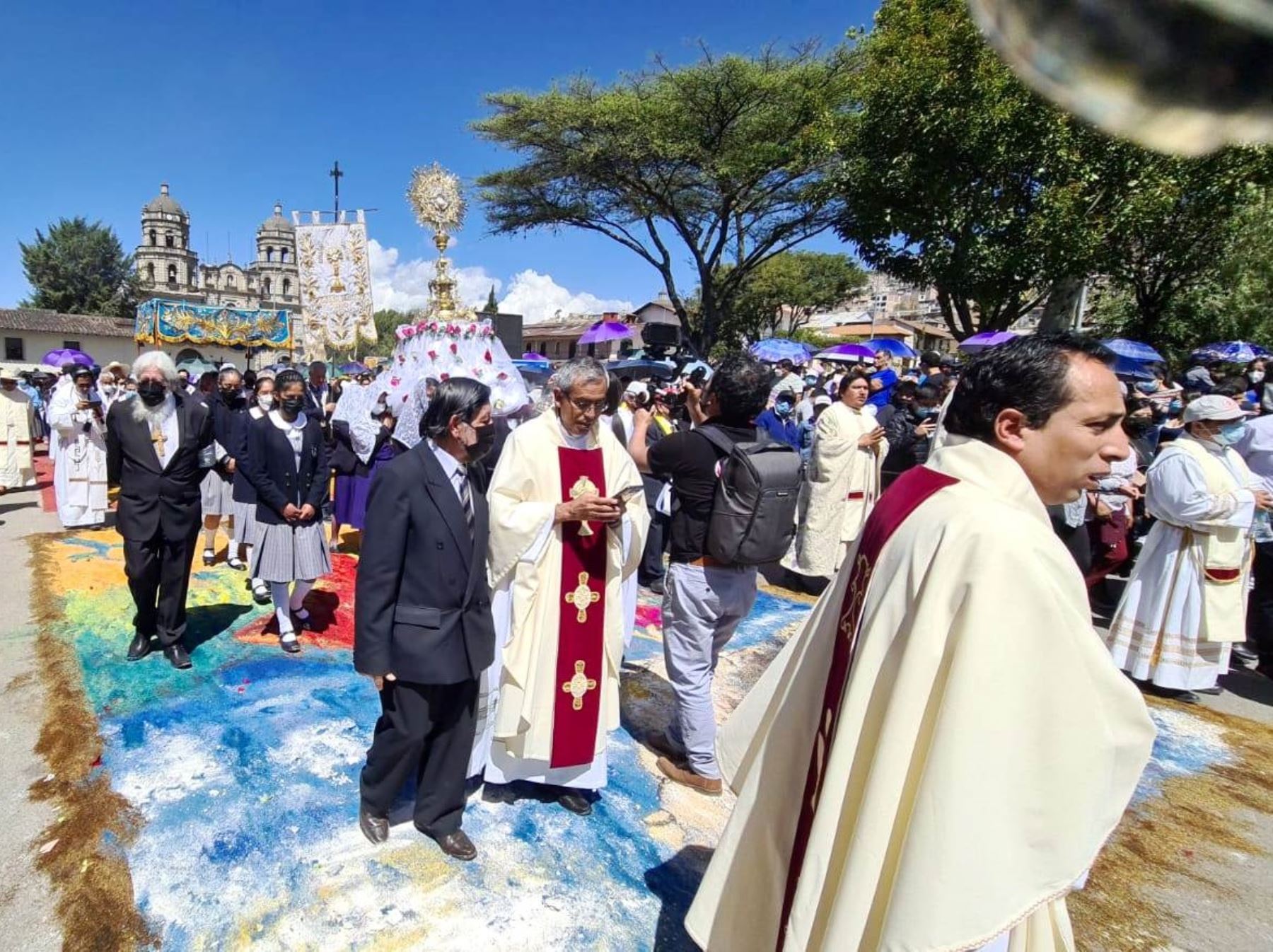 Con misa y procesión de la Eucaristía sobre 68 alfombras multicolores, Cajamarca celebra hoy la festividad del Corpus Christi. Foto: Eduard Lozano