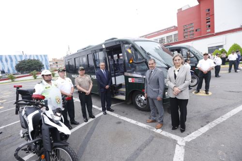Mincetur fortalece a la PNP con la entrega de 41 motocicletas y 3 minibuses