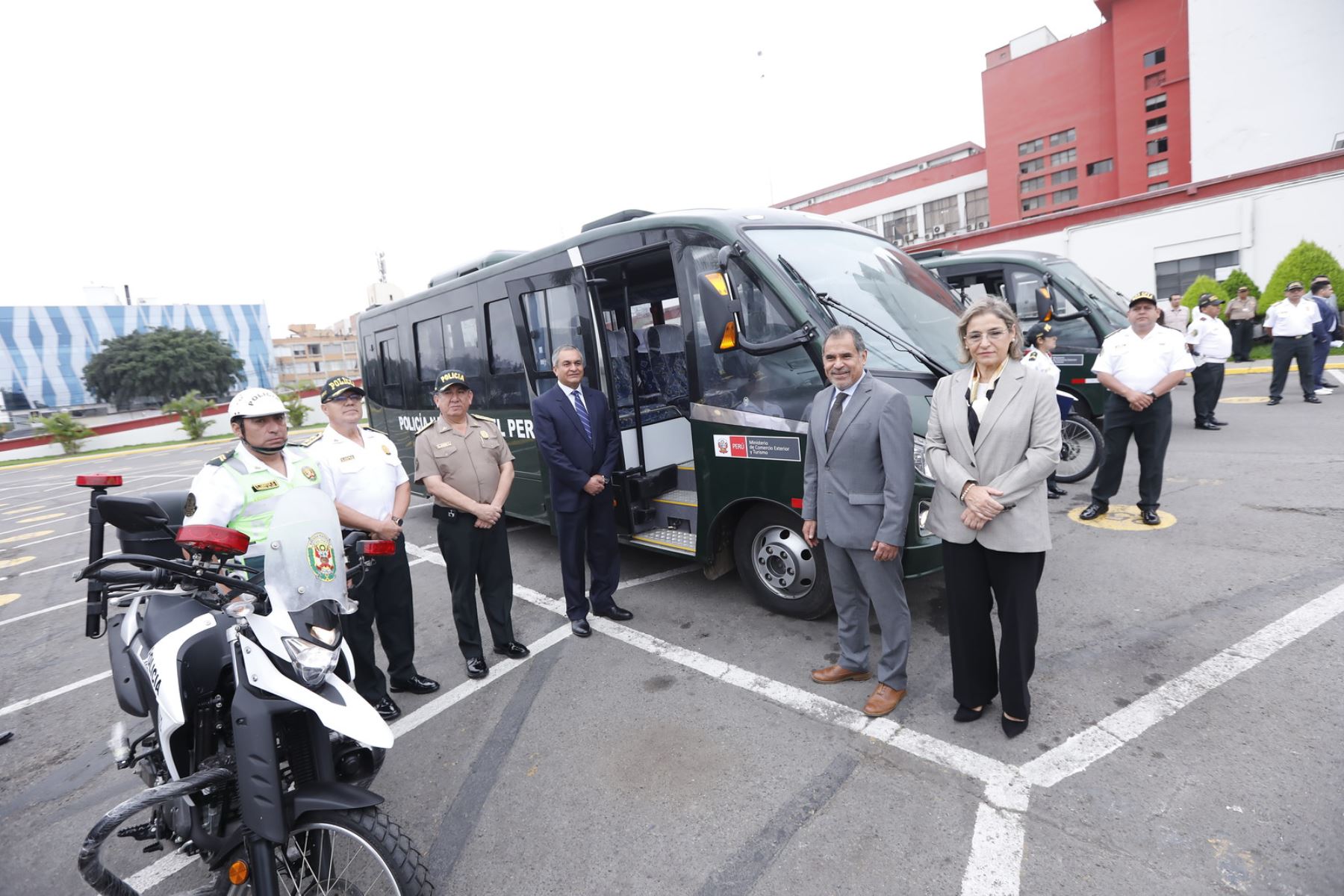 El ministro de Comercio Exterior y Turismo, Juan Carlos Mathews, entregó hoy a la Policía Nacional del Perú (PNP) un total de 41 motocicletas y 3 minibuses, para fortalecer la seguridad turística en diversas regiones del Perú.
Foto: ANDINA/MINCETUR