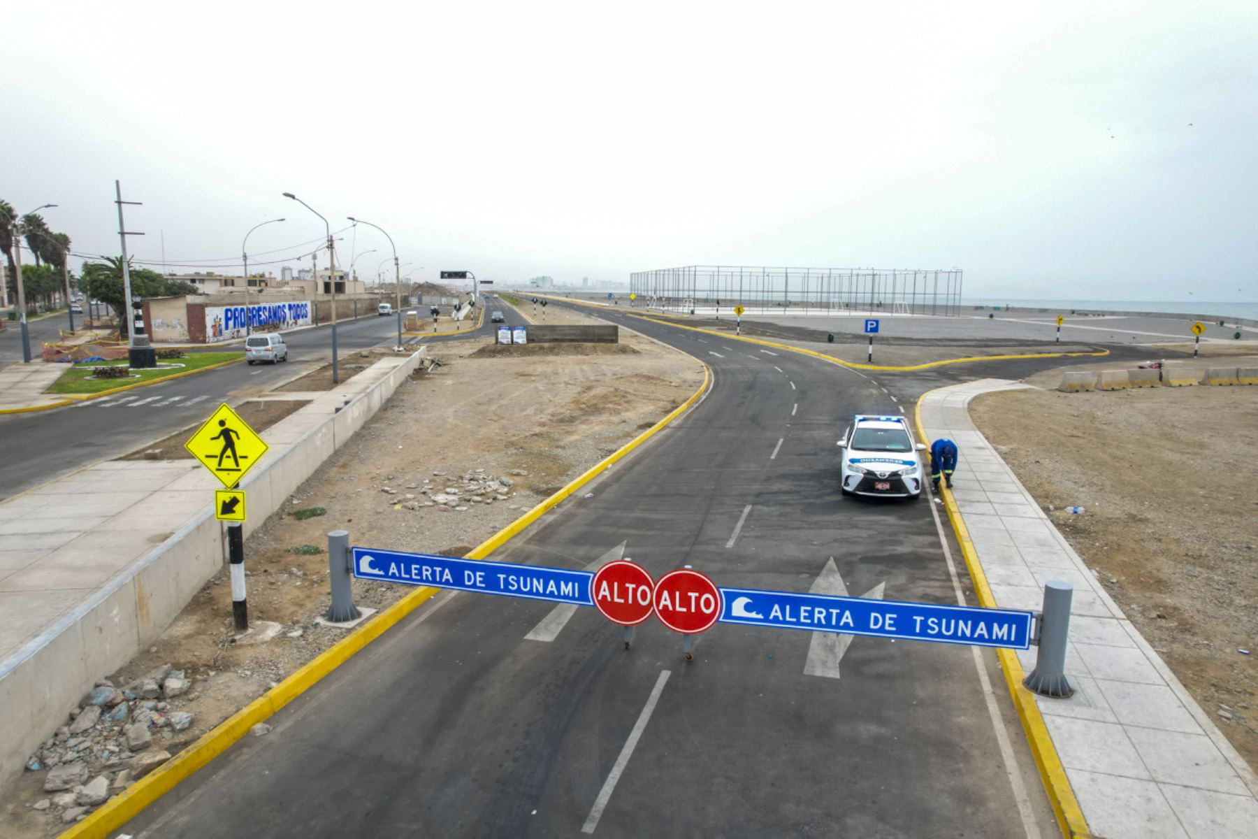 Se mantiene cerrada la autopista de norte a sur ante el oleaje anómalo en las costas de La Punta, Callao.  Foto: ANDINA/Juan Carlos Guzmán Negrini