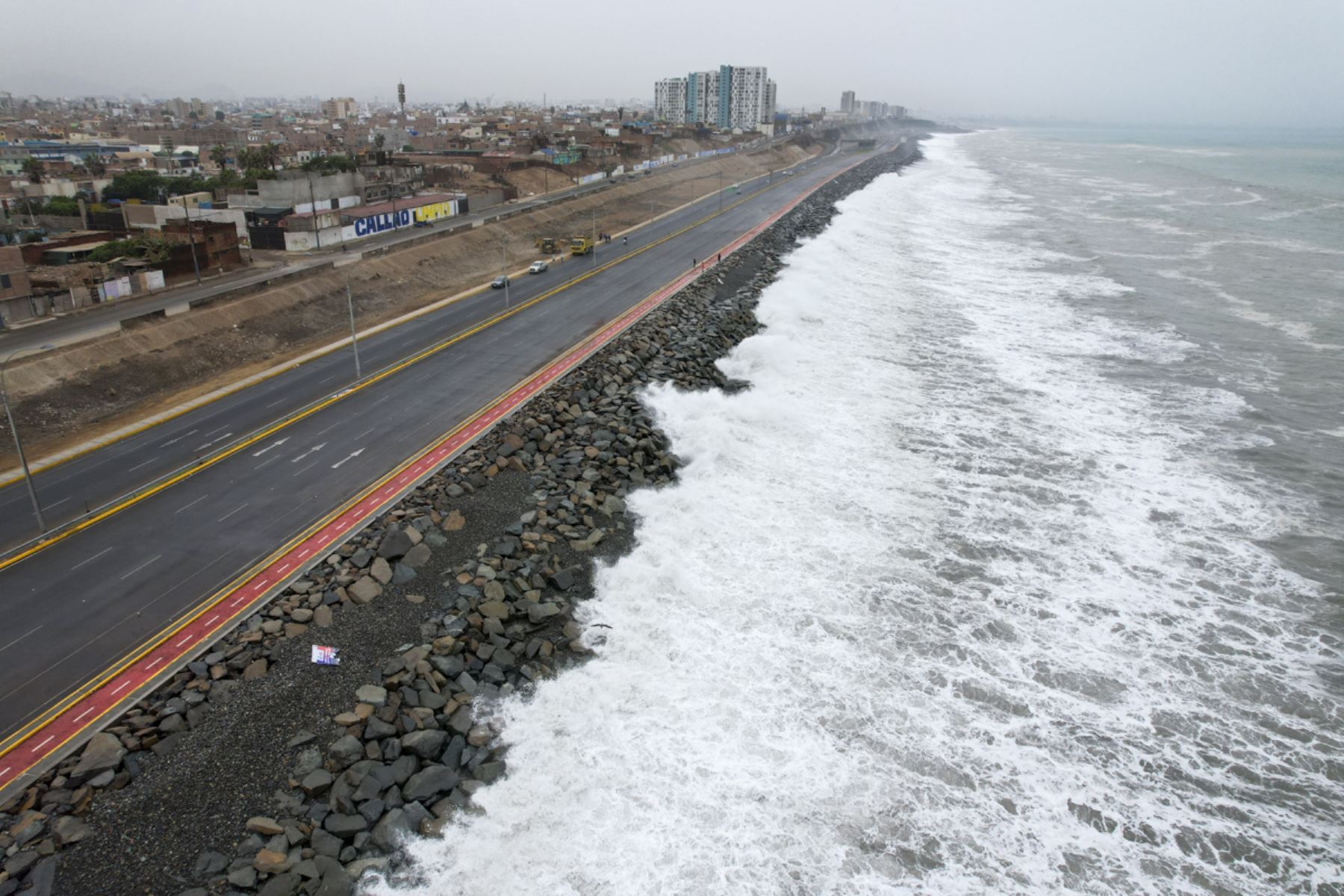 Se mantiene cerrada la autopista de norte a sur ante el oleaje anómalo en las costas de La Punta, Callao.  Foto: ANDINA/Juan Carlos Guzmán Negrini