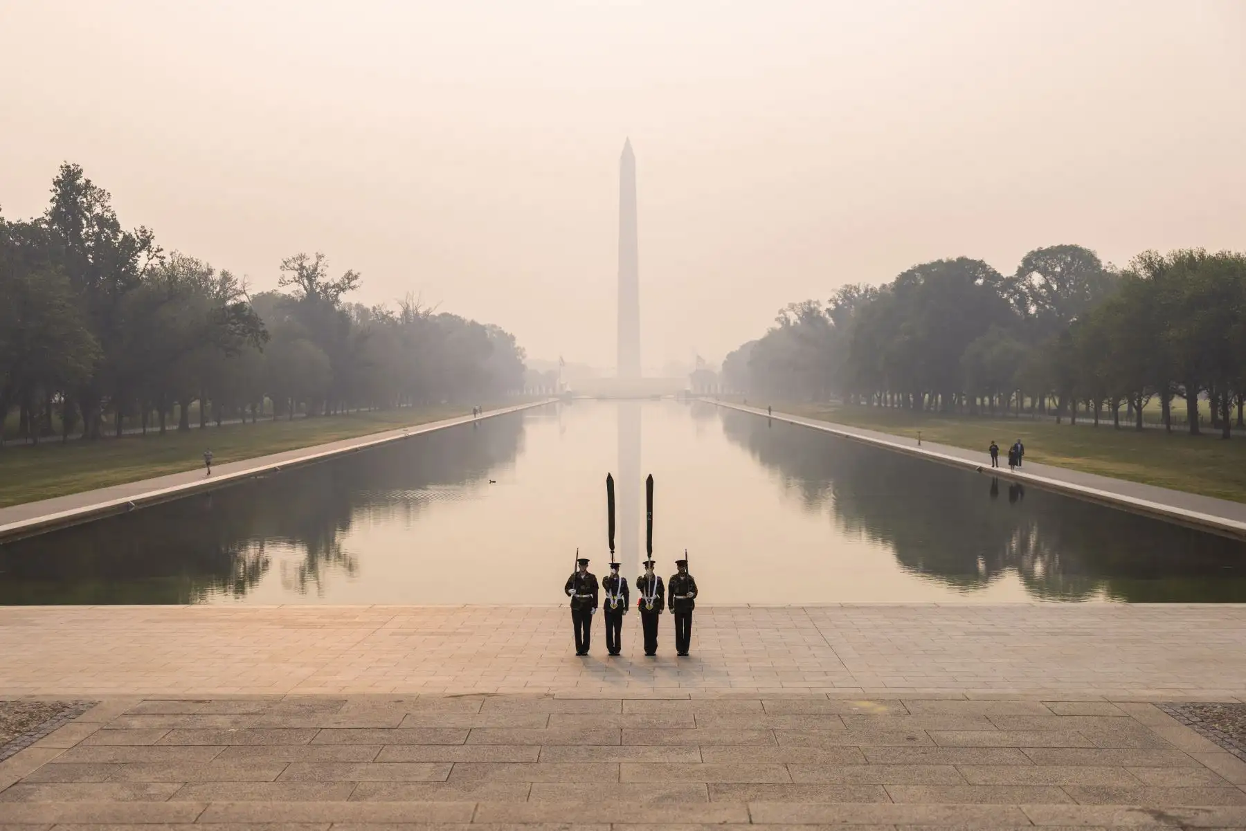 Los miembros de la Infantería de Marina practican para un próximo desfile bajo cielos nublados por los incendios forestales canadienses cerca del Monumento a Lincoln en Washington, DC, EE. que está afectando a grandes porciones del noreste de los Estados Unidos.
Foto: EFE