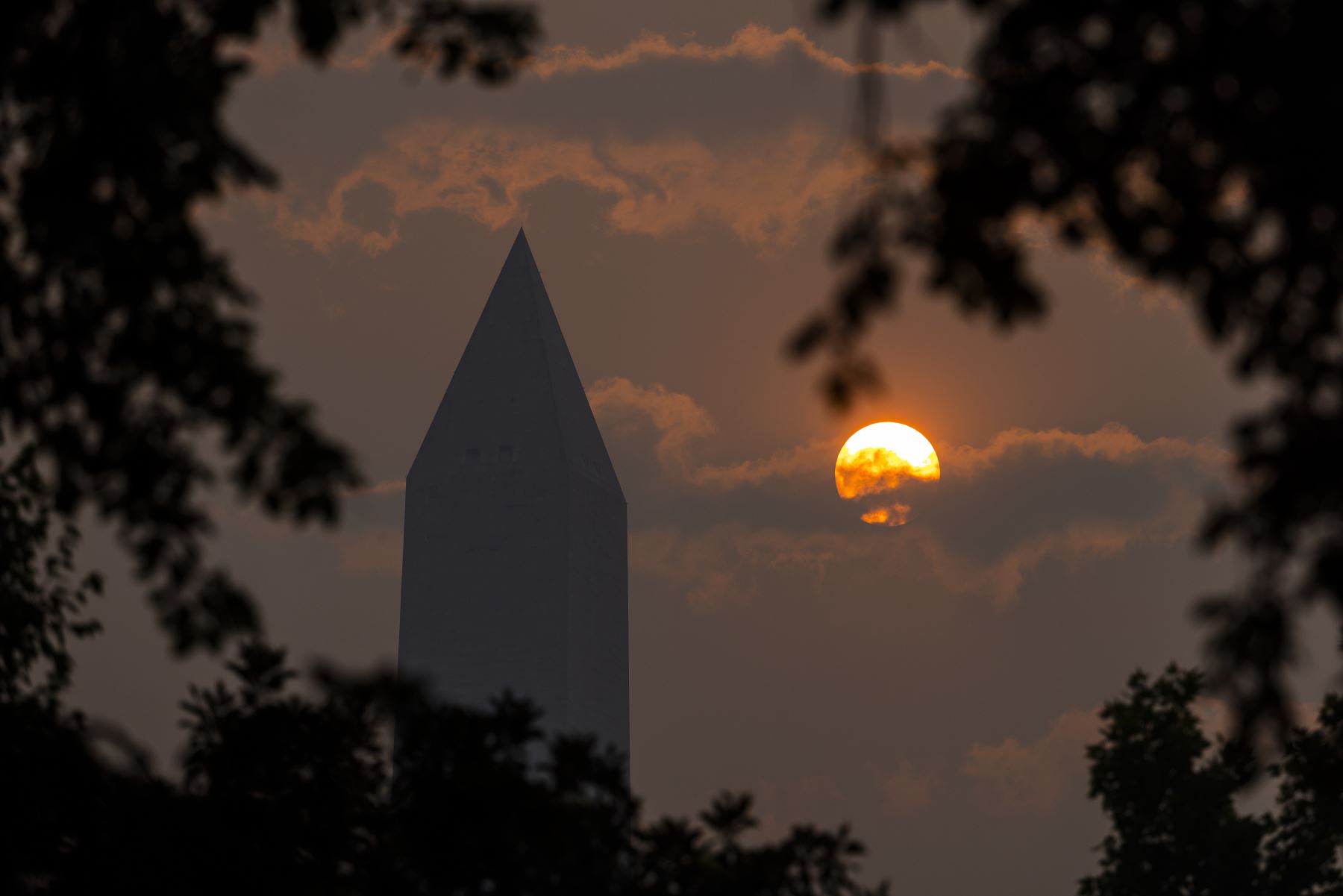 El humo de los incendios forestales canadienses arroja una neblina frente al Monumento a Washington al amanecer en Washington, DC que emitió una alerta de calidad del aire de código rojo como resultado del humo, que está afectando a gran parte del noreste de los Estados Unidos.
Foto: EFE