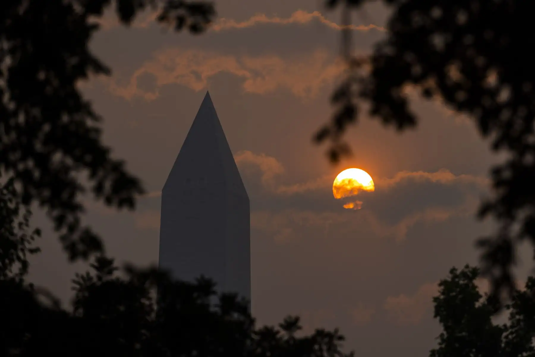 El humo de los incendios forestales canadienses arroja una neblina frente al Monumento a Washington al amanecer en Washington, DC que emitió una alerta de calidad del aire de código rojo como resultado del humo, que está afectando a gran parte del noreste de los Estados Unidos.
Foto: EFE