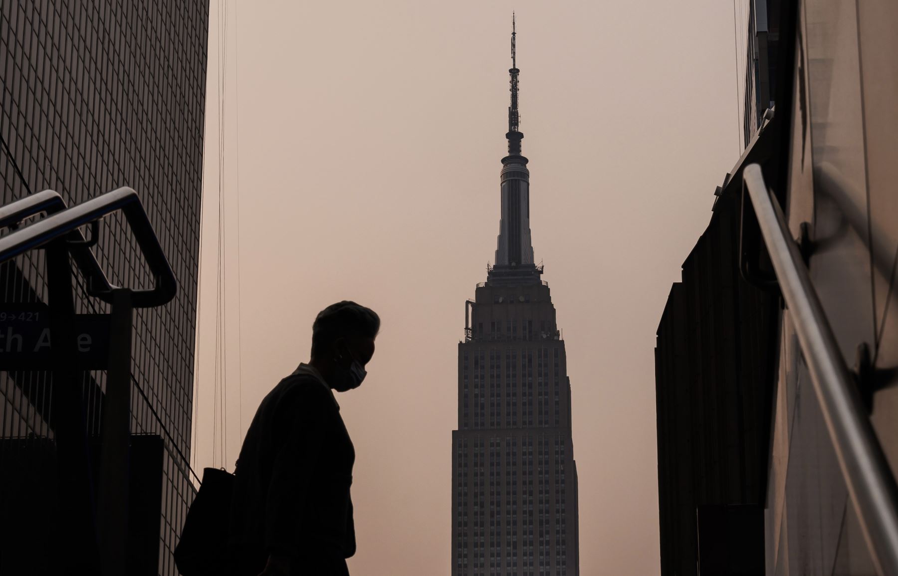 El Empire State Building se encuentra en el fondo mientras una persona con una máscara camina en una mañana brumosa debido al humo de los incendios forestales que arden en Canadá, en Nueva York, EE. UU.
Foto: EFE