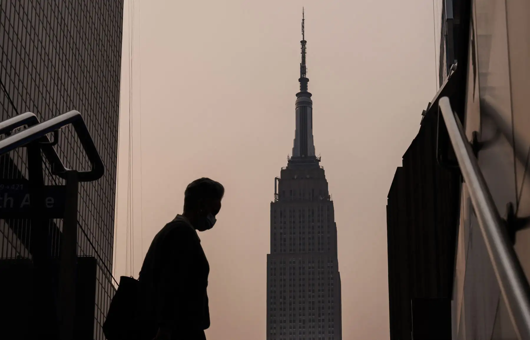 El Empire State Building se encuentra en el fondo mientras una persona con una máscara camina en una mañana brumosa debido al humo de los incendios forestales que arden en Canadá, en Nueva York, EE. UU.
Foto: EFE