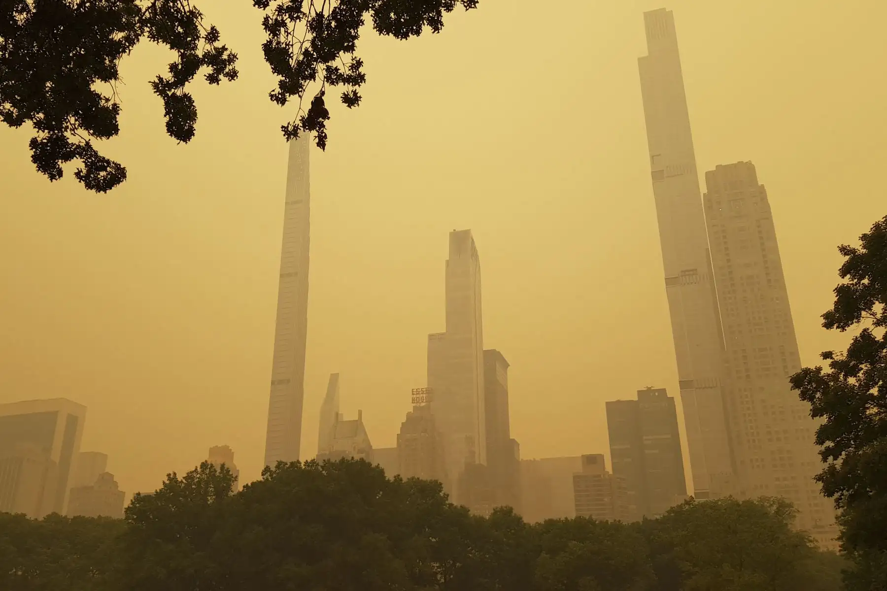 Fotografía que muestra el humo resultante de los incendios forestales canadienses mientras envuelve los edificios cercanos al famoso Central Park de Nueva York. La alerta por la calidad del aire debido a los incendios forestales que asuelan Canadá se extendió  por varios estados del noreste de Estados Unidos, llegando hasta la capital estadounidense. 
Foto: EFE