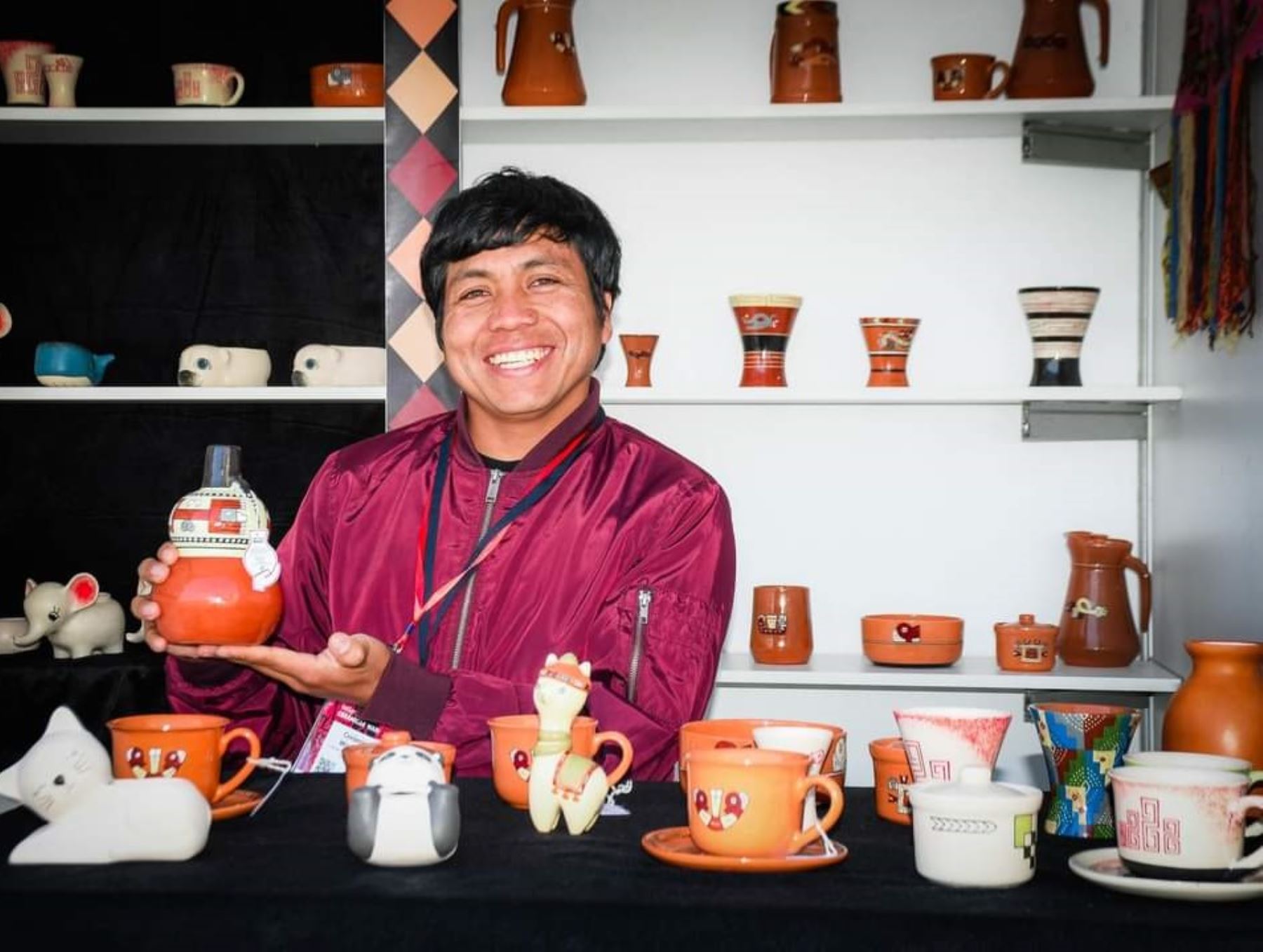Óscar Méndez Gómez es un emprendedor ayacuchano que elabora artesanía utilitaria adornada con iconografía de la cultura Wari. ANDINA/Difusión