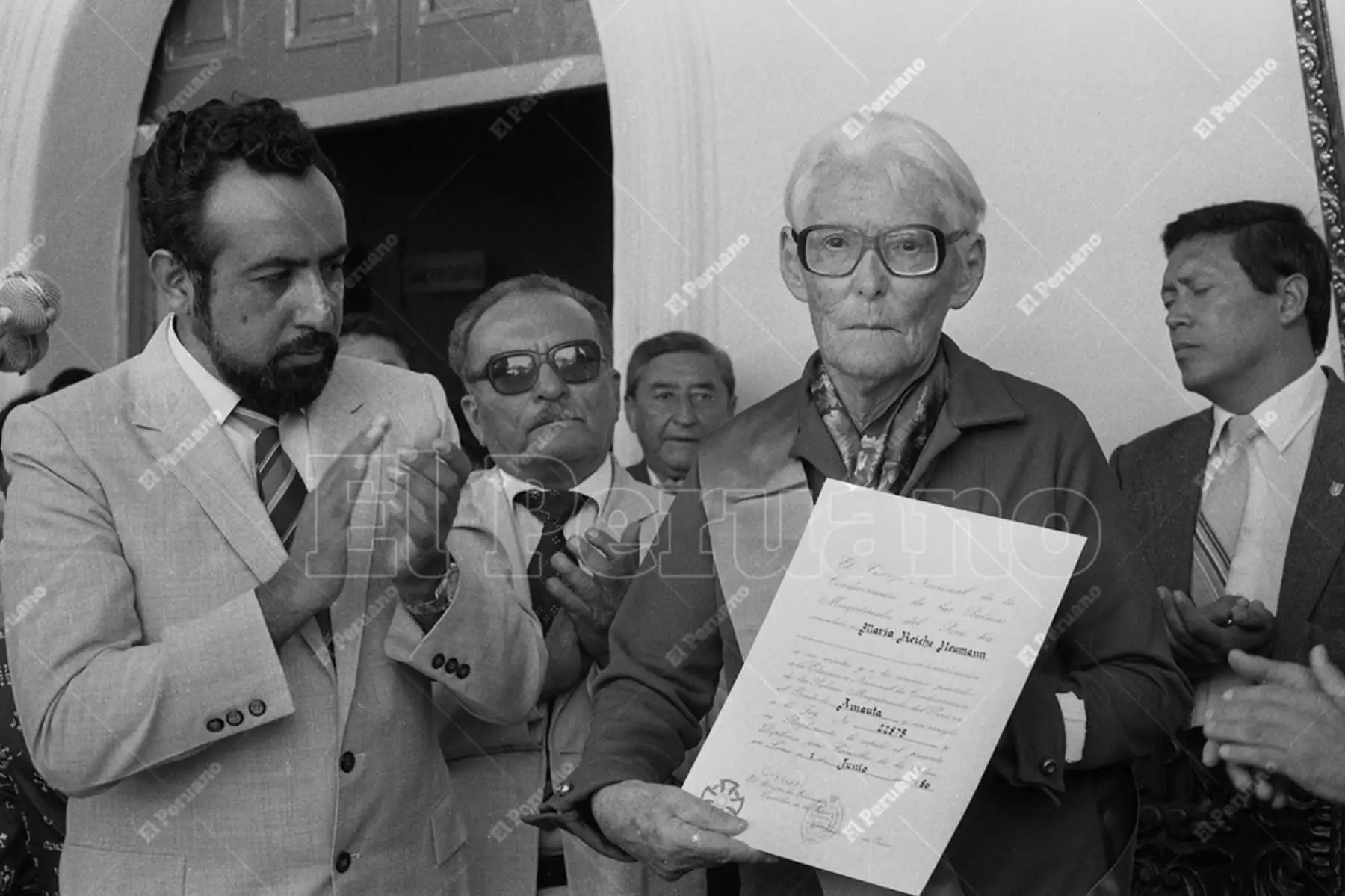 Lima - 2 junio 1986 / El ministro de Educación, Grover Pango, condecoró a María Reiche con  las Palmas Magisteriales del Perú en el Grado de Amauta. Foto: Archivo Histórico de El Peruano / Norman Córdova
