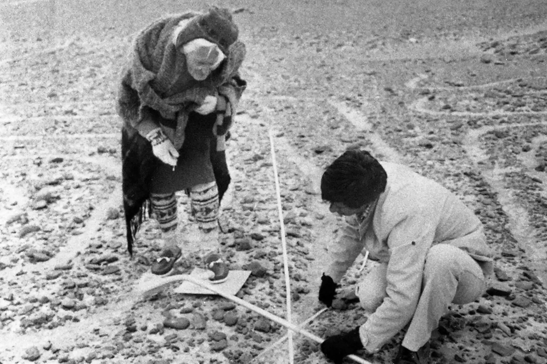 Fotografía de archivo familiar sin fechar que muestra a la investigadora María Reiche en trabajo de campo en las Líneas de Nasca. 
Foto: Archivo Histórico de El Peruano / Reproducción Archivo Familiar