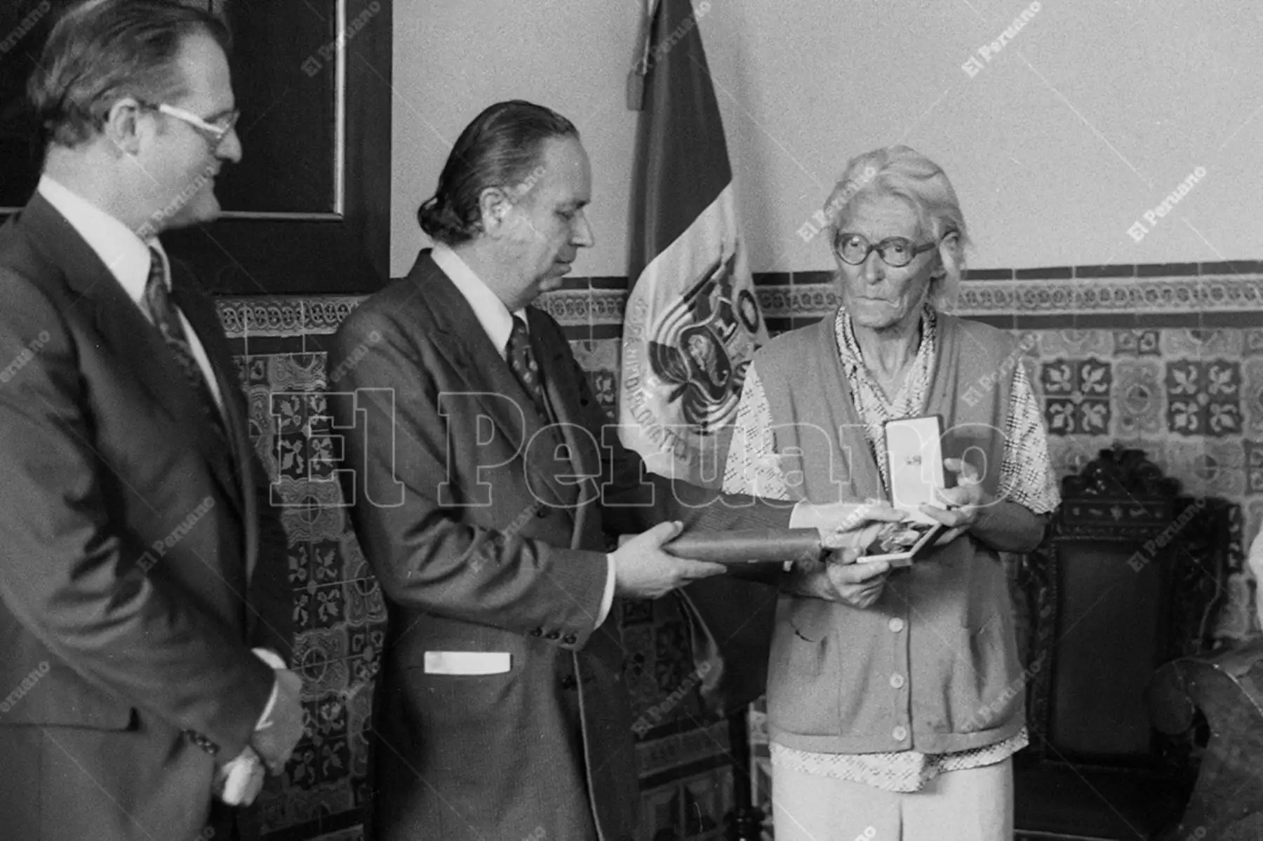 Lima - 7 diciembre 1977 / El Gobierno peruano otorgó la Orden al Mérito por Servicios Distinguidos en el Grado de Gran Comendador a la doctora María Reiche, cuya obra sobre las Líneas de Nasca ha tenido difusión mundial. Foto: Archivo Histórico de El Peruano / Rómulo Luján