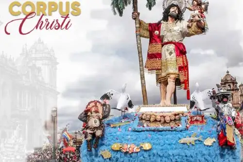 La Plaza de Armas de la ciudad del Cusco es escenario de una de las festividades más emblemáticas de su mes jubilar: la celebración de la solemnidad del Corpus Christi y su encuentro con quince imágenes de santos y de 
advocaciones de la virgen María cuyas andas llegan en masivas procesiones desde diversos distritos hasta la basílica catedral.