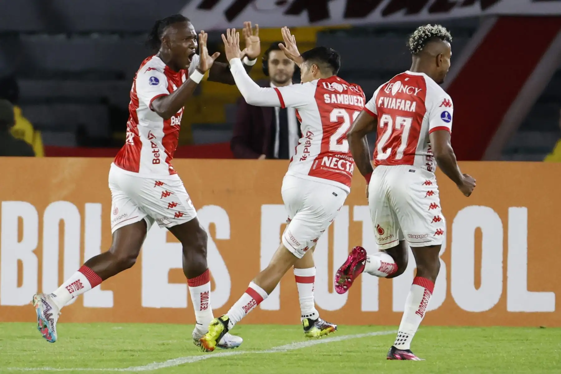 Hugo Rodallega (i) de Santa Fe celebra su gol hoy, en un partido de la fase de grupos de la Copa Sudamericana entre Independiente Santa Fe y Universitario en el estadio El Campín en Bogotá.
Foto: EFE