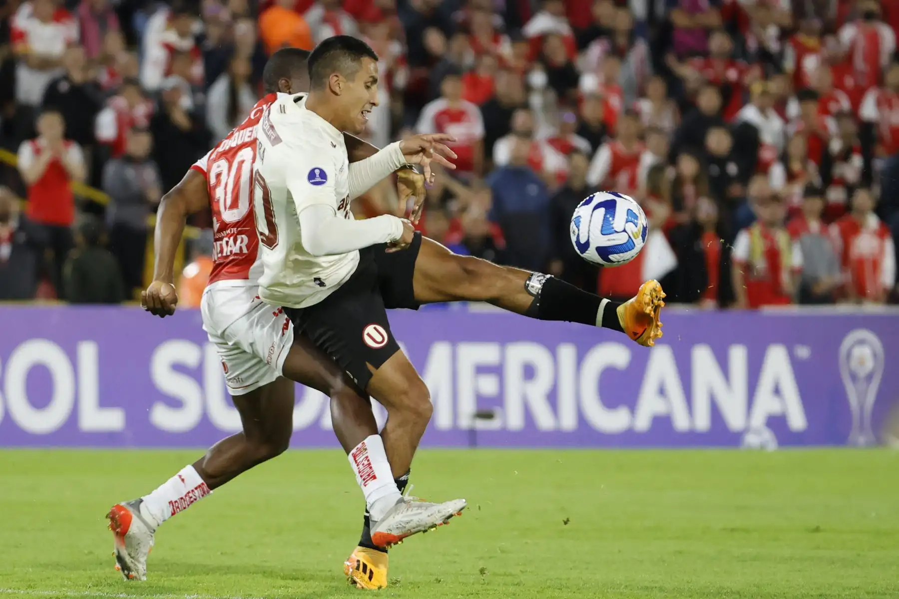 Dairon Mosquera de Santa Fe disputa el balón con Alex Valera de Universitario hoy, en un partido de la fase de grupos de la Copa Sudamericana entre Independiente Santa Fe y Universitario en el estadio El Campín en Bogotá.
Foto: EFE