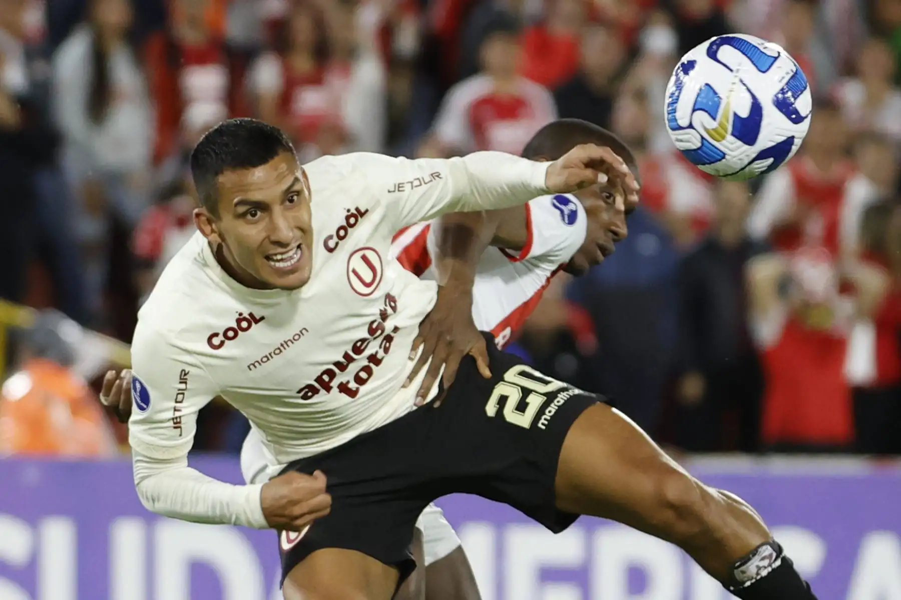 Dairon Mosquera de Santa Fe disputa el balón con Alex Valera de Universitario hoy, en un partido de la fase de grupos de la Copa Sudamericana entre Independiente Santa Fe y Universitario en el estadio El Campín en Bogotá.
Foto: EFE