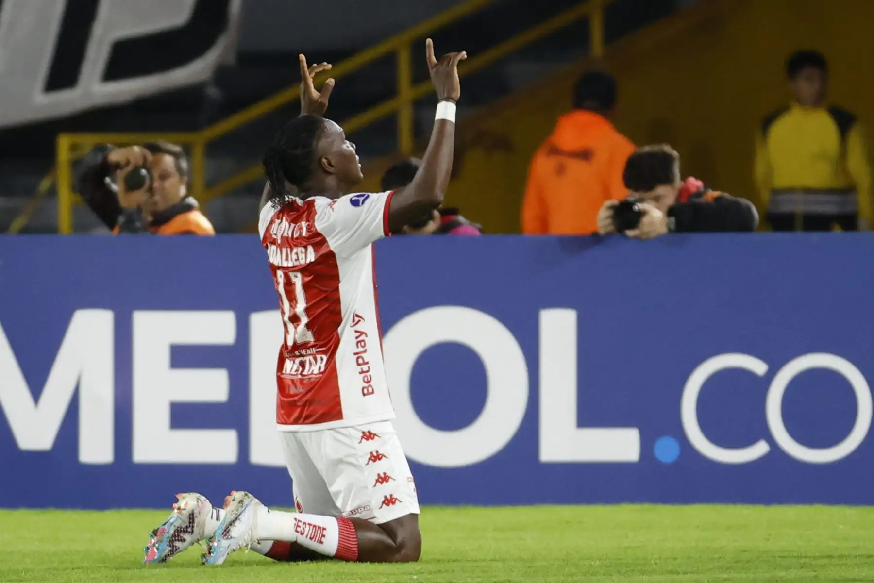 Hugo Rodallega de Santa Fe celebra su gol hoy, en un partido de la fase de grupos de la Copa Sudamericana entre Independiente Santa Fe y Universitario en el estadio El Campín en Bogotá.
Foto: EFE