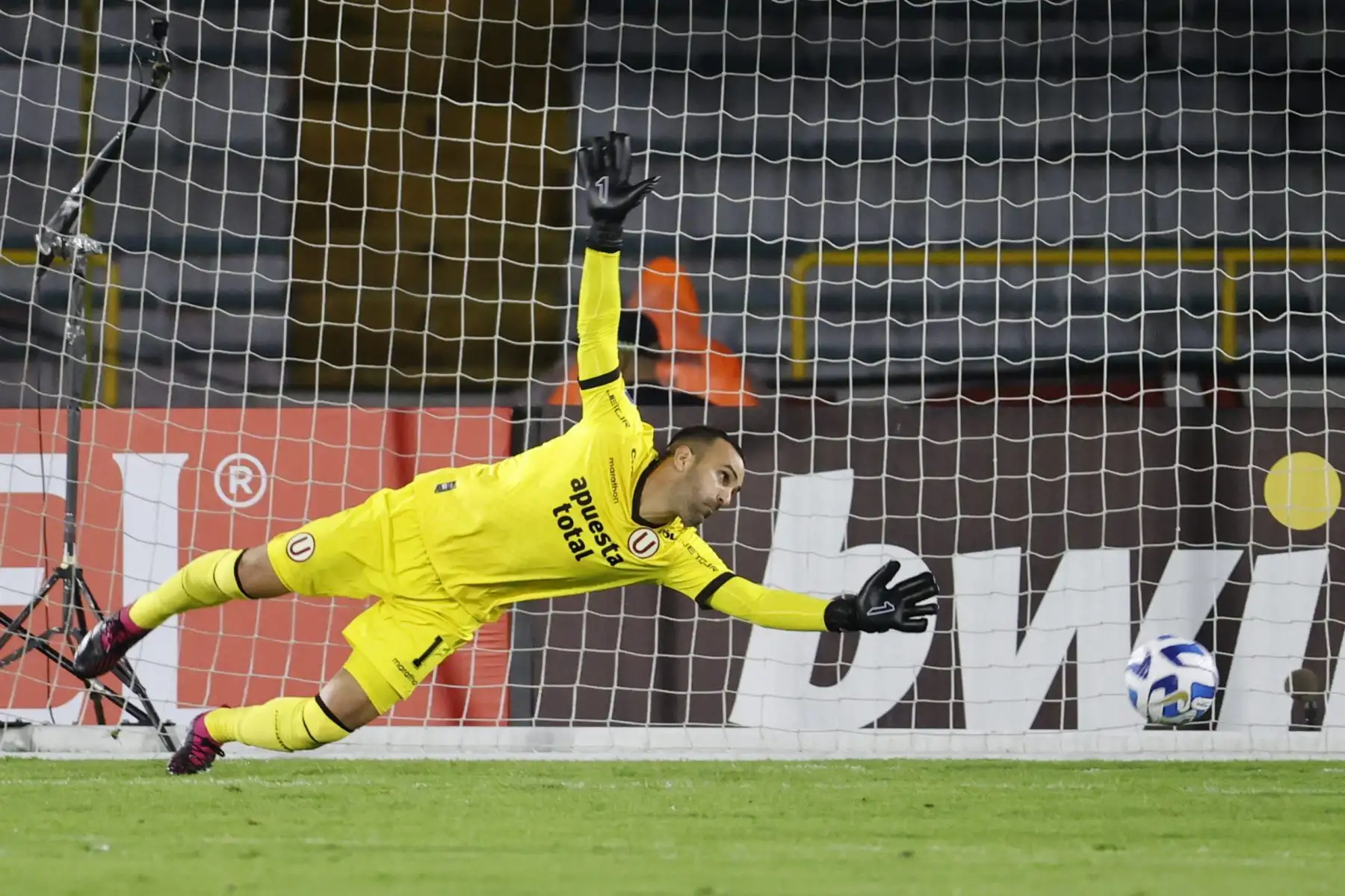 José Carvallo portero de Universitario recibe un gol de Hugo Rodallega de Santa Fe hoy, en un partido de la fase de grupos de la Copa Sudamericana entre Independiente Santa Fe y Universitario en el estadio El Campín en Bogotá.
Foto: EFE