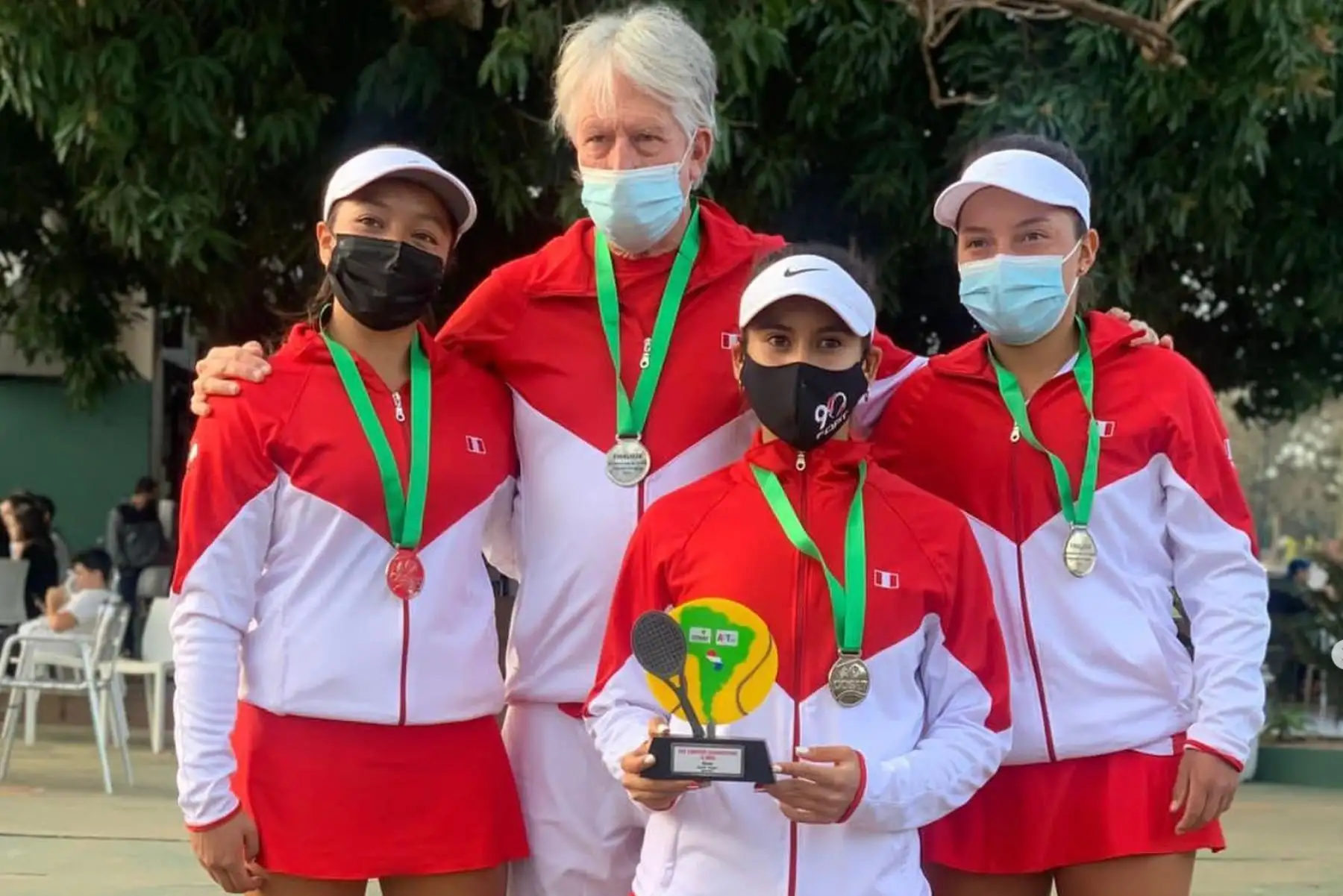 Lucciana Pérez Alarcón, con el equipo de subcampeonas sudamericanas del 2021. Foto: Instagram/lucciana_perez