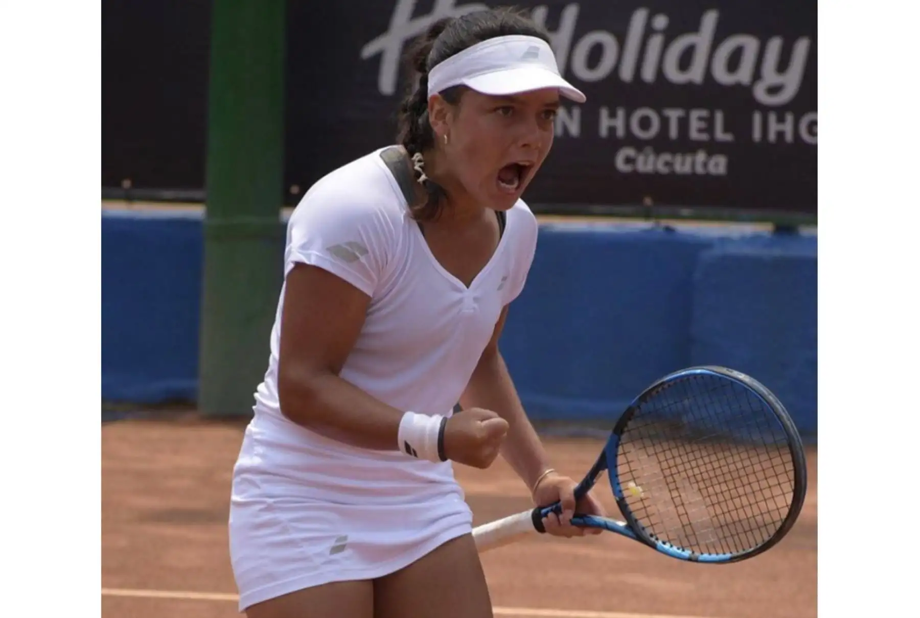 Lucciana Pérez sigue brillando y sumó su cuarto triunfo en fila esta semana tras vencer a Martina Capurro 7-5, 6-1 para poner el 1-0. Foto: Instagram/lucciana_perez