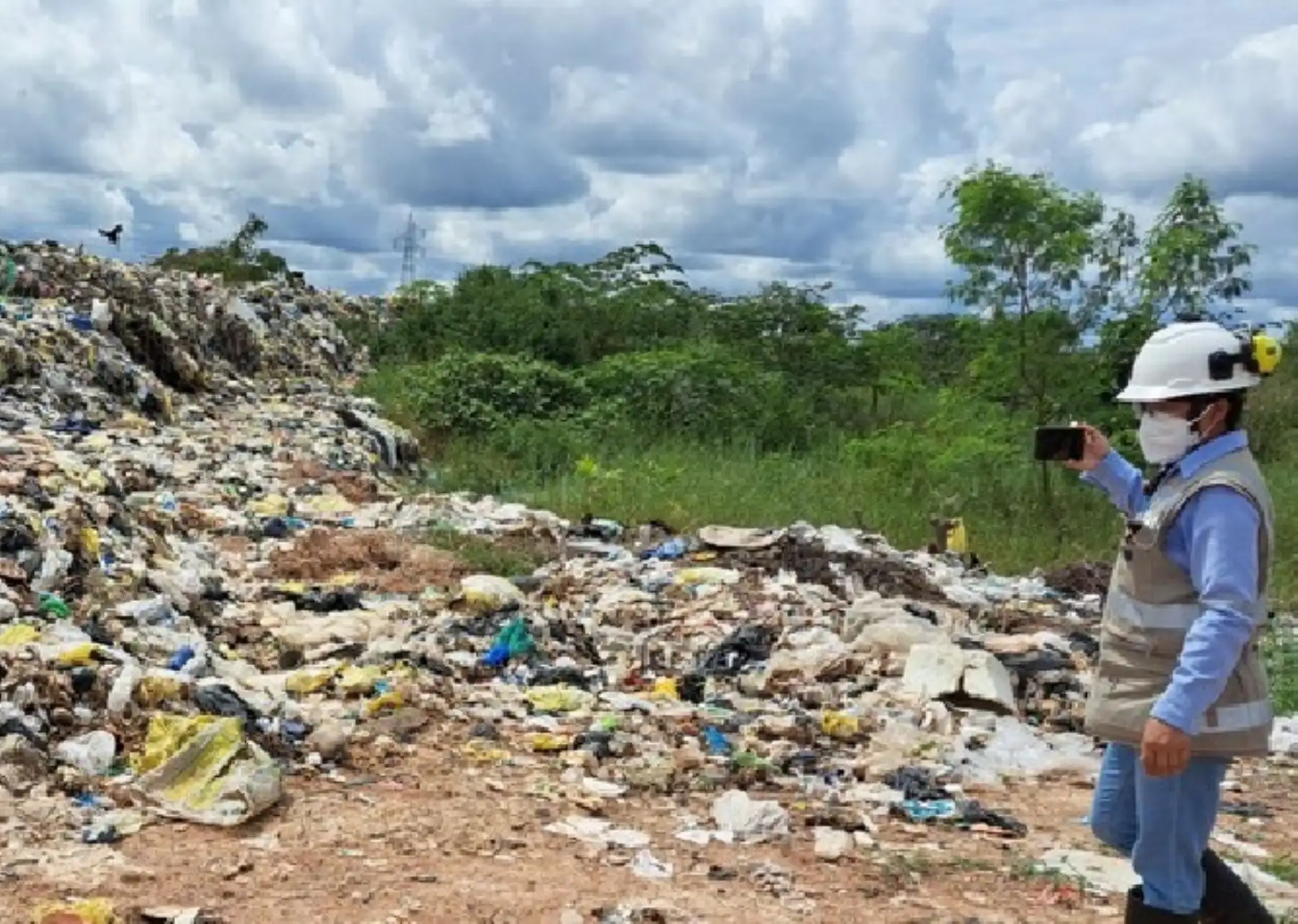 OEFA ordena clausurar las descargas de aguas empozadas del botadero municipal de Pucallpa, en Ucayali.