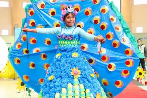 Escolares de Caylloma presentan trajes hechos a base de plástico y material reciclado