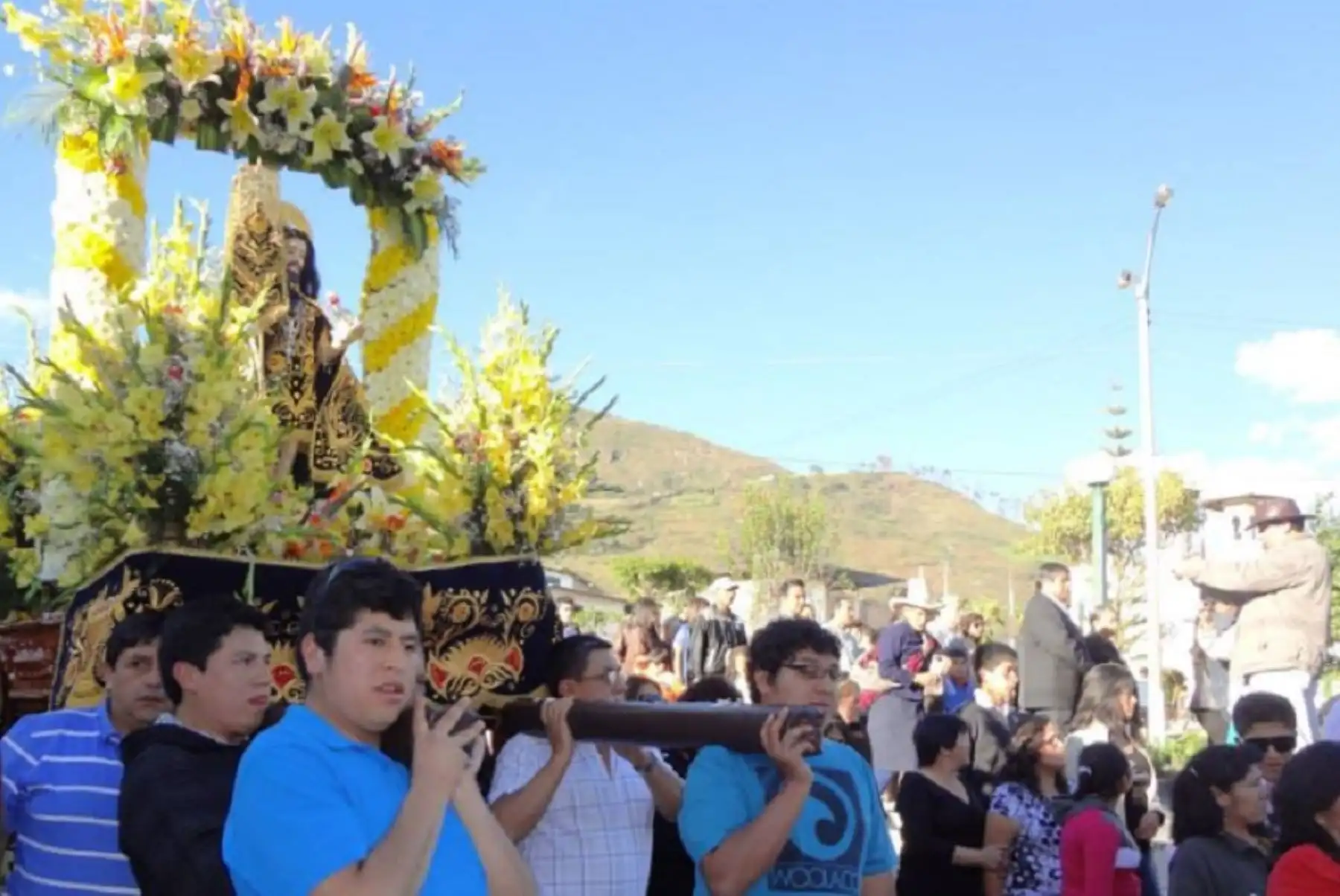 Aunque se le vincula más con la Amazonía, la Fiesta de San Juan se celebra con similar júbilo y masiva participación en las regiones de la sierra peruana. El fervor religioso hacia el santo patrón, expresado en misas, novenas y procesiones se complementan con tradiciones, costumbres, danzas y música que fortalecen la identidad cultural de la población.
