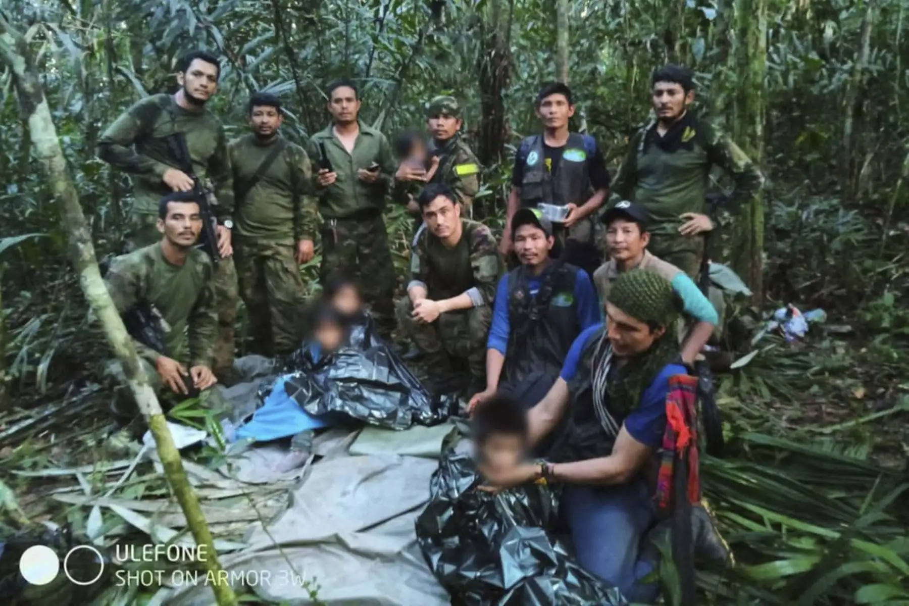 Militares posan con cuatro niños indígenas después de pasar más de un mes perdidos en la selva amazónica colombiana. Foto: AFP