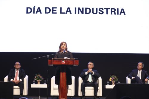 Presidenta de la República, Dina Boluarte, participa en la ceremonia conmemorativa del Día de la Industria Nacional