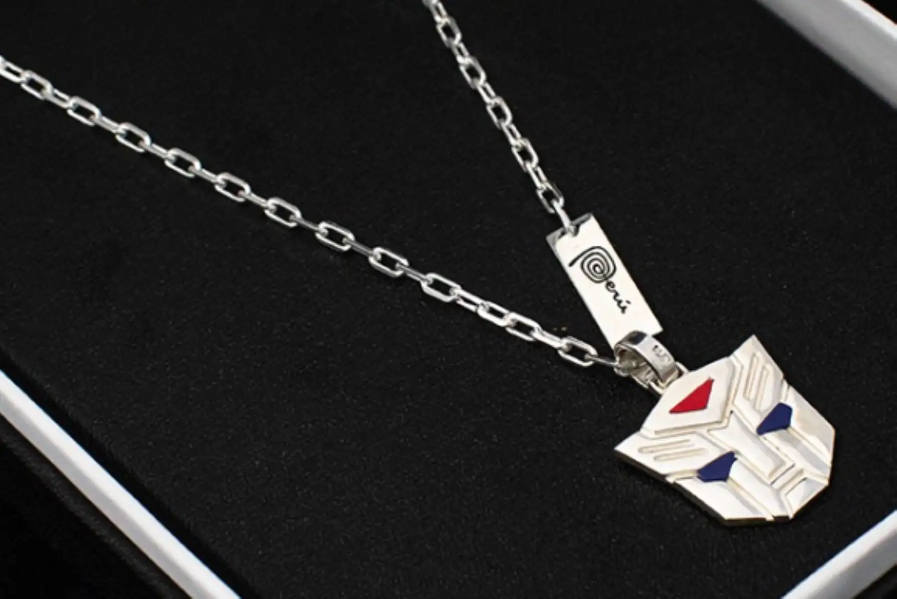 Hermoso collar de plata peruana 950, que tiene como dije el rostro de Optimus Prime. ANDINA/ Marca Perú.
