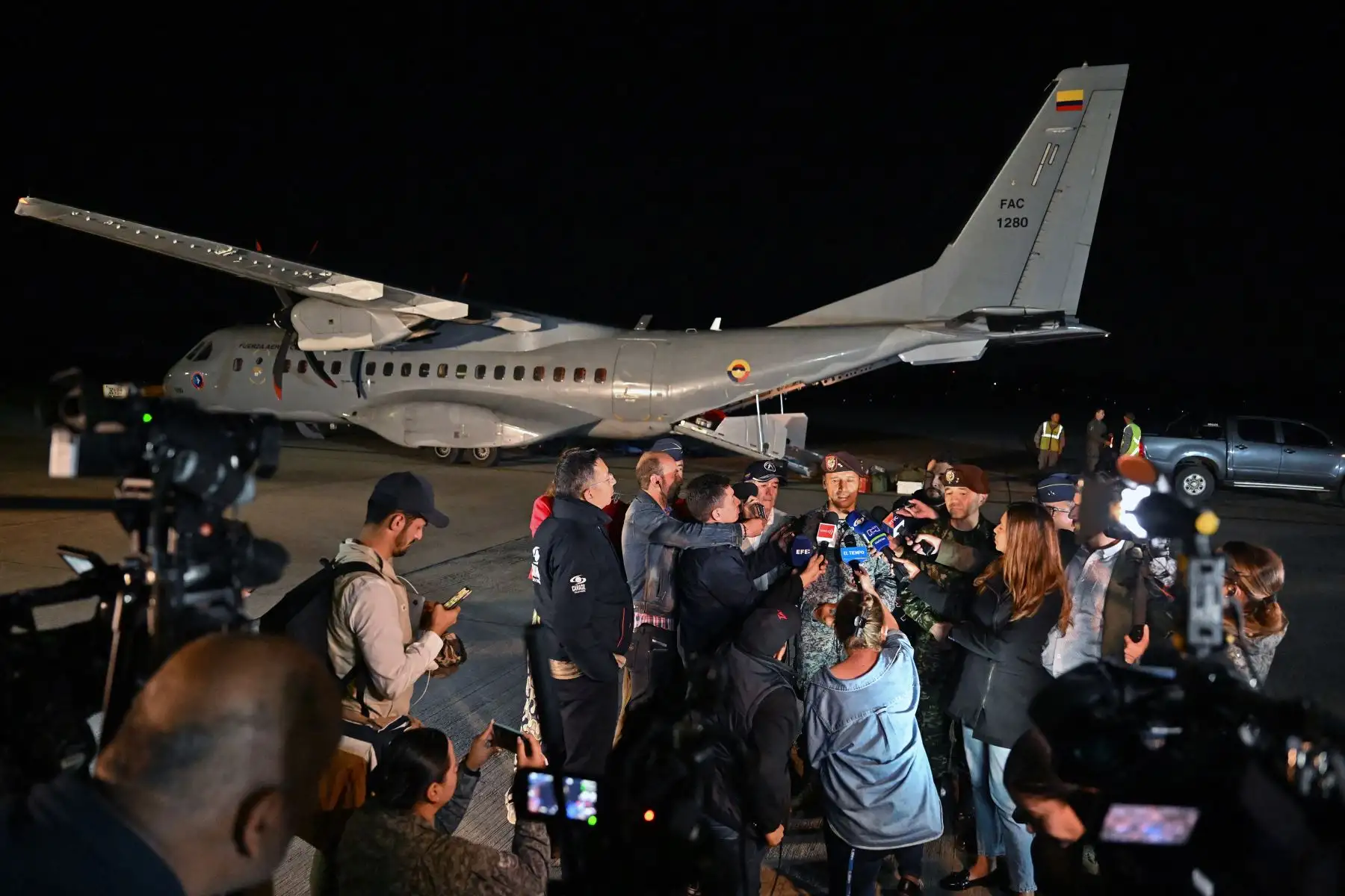 El general Pedro Sánchez, comandante del Comando Conjunto de Operaciones Especiales de las Fuerzas Militares de Colombia, habla a la prensa luego de que la aeronave que transportaba a los cuatro niños indígenas que fueron encontrados con vida después de estar perdidos durante 40 días en la selva amazónica colombiana.
Foto: AFP