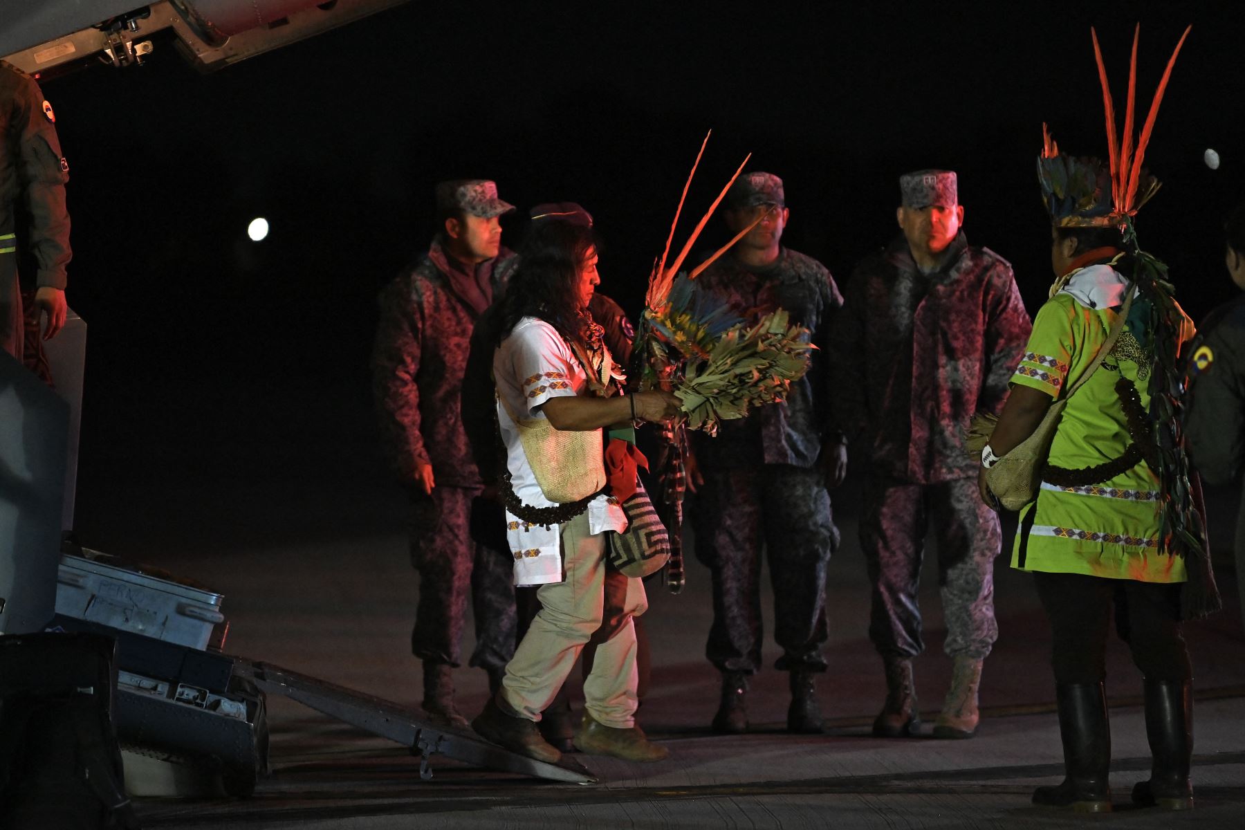 Un indígena que participó con los militares en la búsqueda de los cuatro niños indígenas que fueron encontrados con vida después de estar perdidos durante 40 días en la selva amazónica colombiana luego de un accidente aéreo.
Foto: AFP