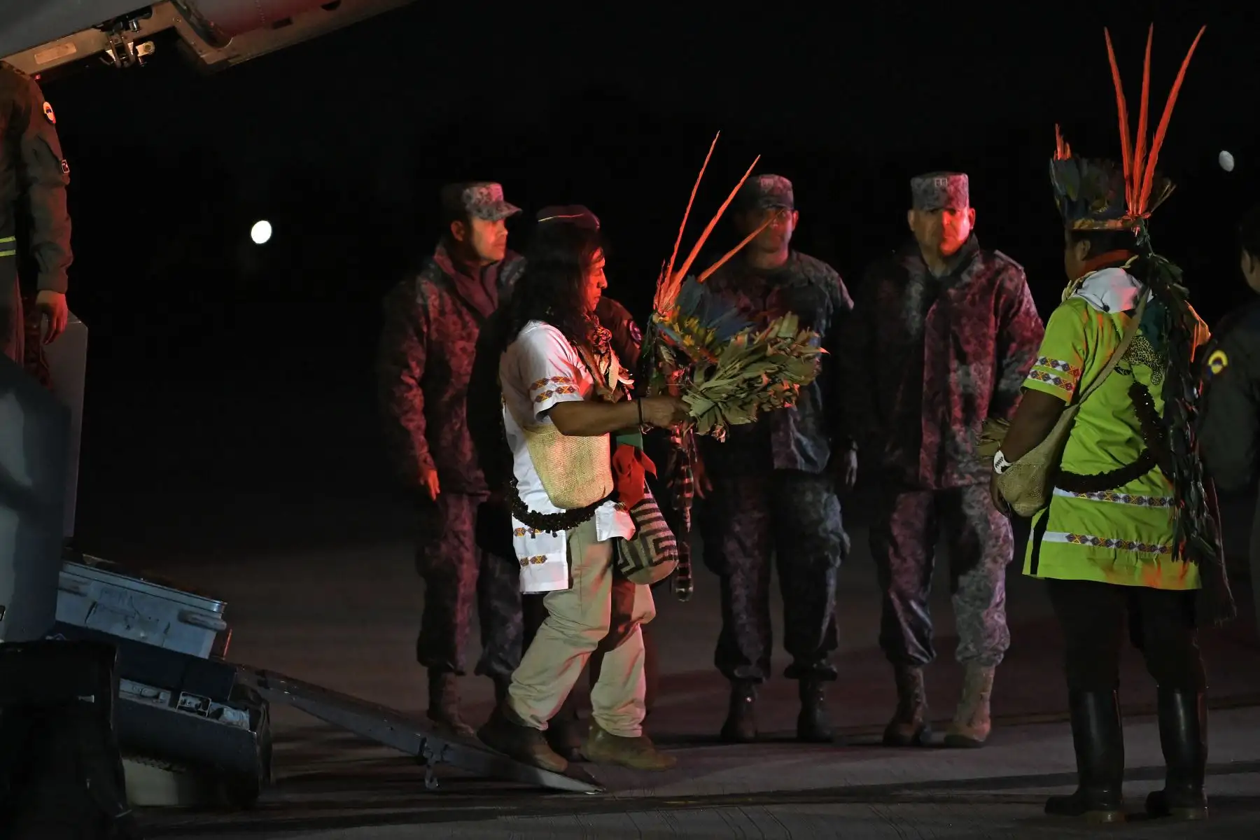 Un indígena que participó con los militares en la búsqueda de los cuatro niños indígenas que fueron encontrados con vida después de estar perdidos durante 40 días en la selva amazónica colombiana luego de un accidente aéreo.
Foto: AFP