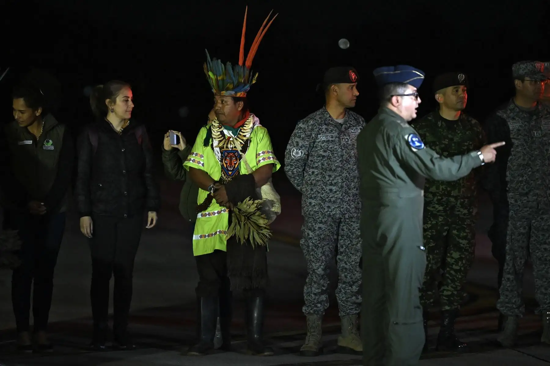 Un indígena que participó con los militares en la búsqueda de los cuatro niños indígenas que fueron encontrados con vida después de estar perdidos durante 40 días en la selva amazónica colombiana luego de un accidente aéreo, espera que los niños sean bajados de un avión.
Foto: AFP