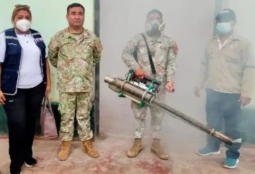 Más de 20 miembros de la Primera Brigada de Infantería del Ejército Peruano capacitó el personal de la Dirección Regional de Salud (Diresa) Tumbes para contribuir en las labores de fumigación y control vectorial frente al dengue.