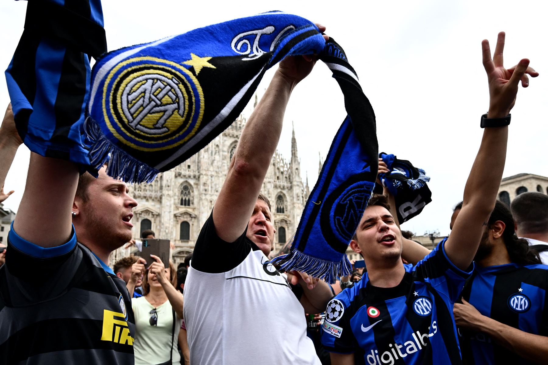 Los hinchas del Inter de Milán animan en la Piazza del Duomo en Milán antes del partido de fútbol final de la Liga de Campeones de la UEFA entre el Inter de Milán y el Manchester City en el Estadio Olímpico Ataturk de Estambul.
Foto: AFP